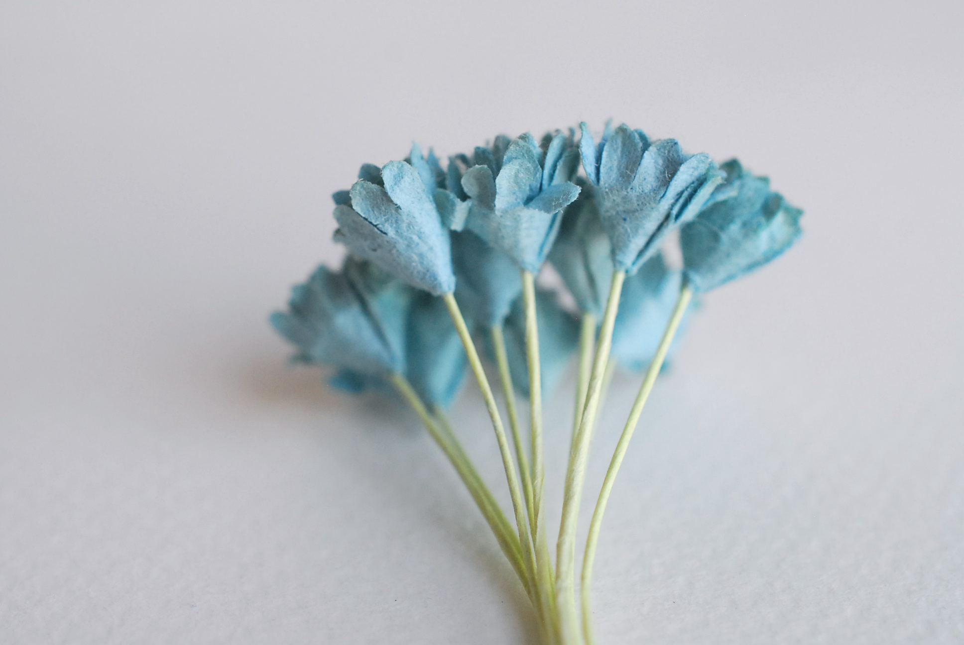 ดอกไม้ประดิษฐ์, ดอกไม้กระดาษสา, ดอก gypsophila, ดอกยิปโซ งานประดิษฐ์ตกแต่งของชำร่วย, ดอกไม้ทำพานพุ่ม, พานรับไหว้, ขนาด 0.4 cm. สีฟ้าตุ่น colonial blue