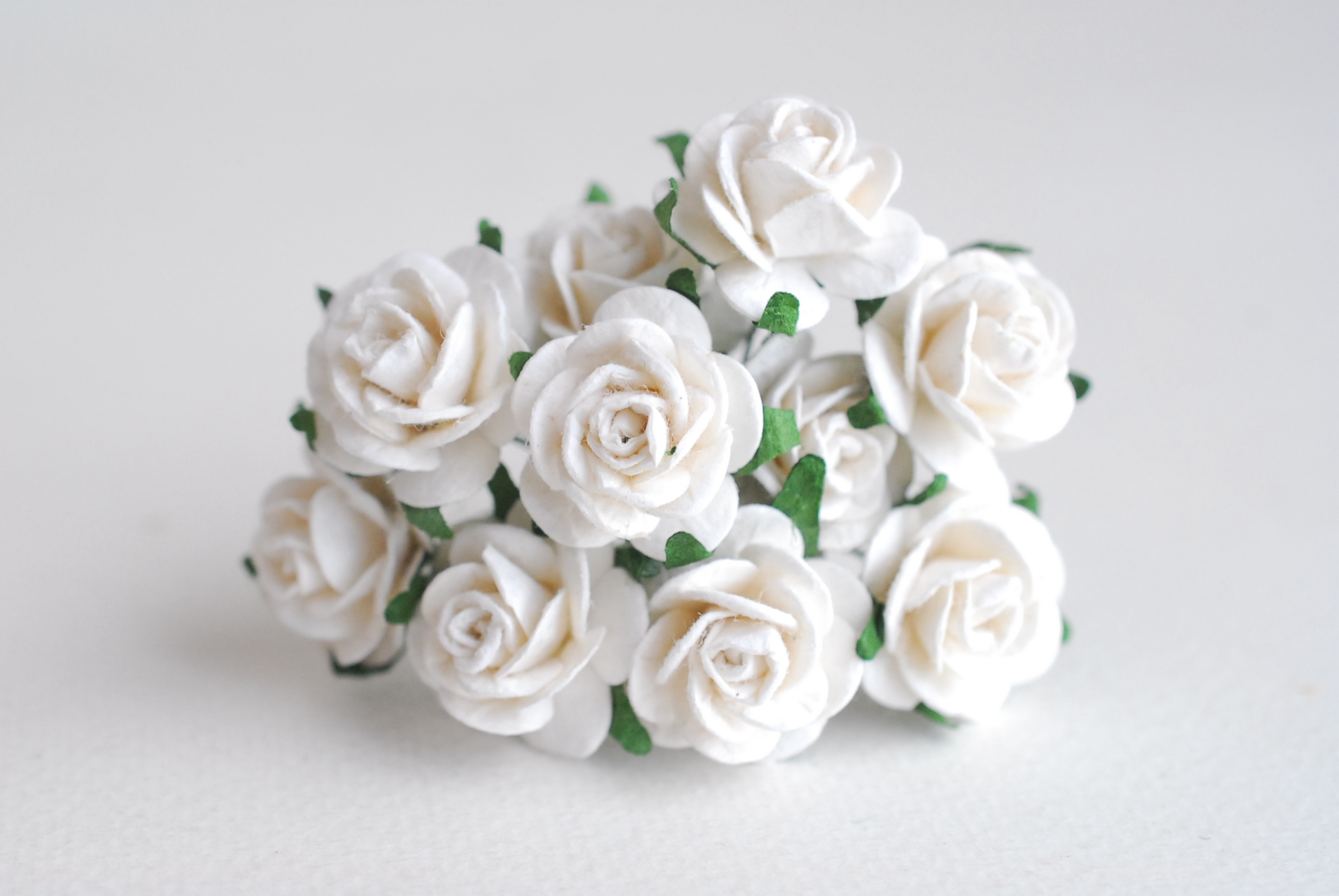 ดอกไม้กระดาษสา ราคาส่ง, ดอกกุหลาบกระดาษสา ดอกไม้ประดิษฐ์ ตกแต่งงานแต่งงาน ขนา่ด 2.00 cm., สำหรับของชำร่วย, งานแต่งงาน, ดอกไม้ทำข้อมือเจ้าสาว สีขาว จำนวน 50 ดอก Paper flower,50 Pieces mulberry rose, 2 cm. white color.