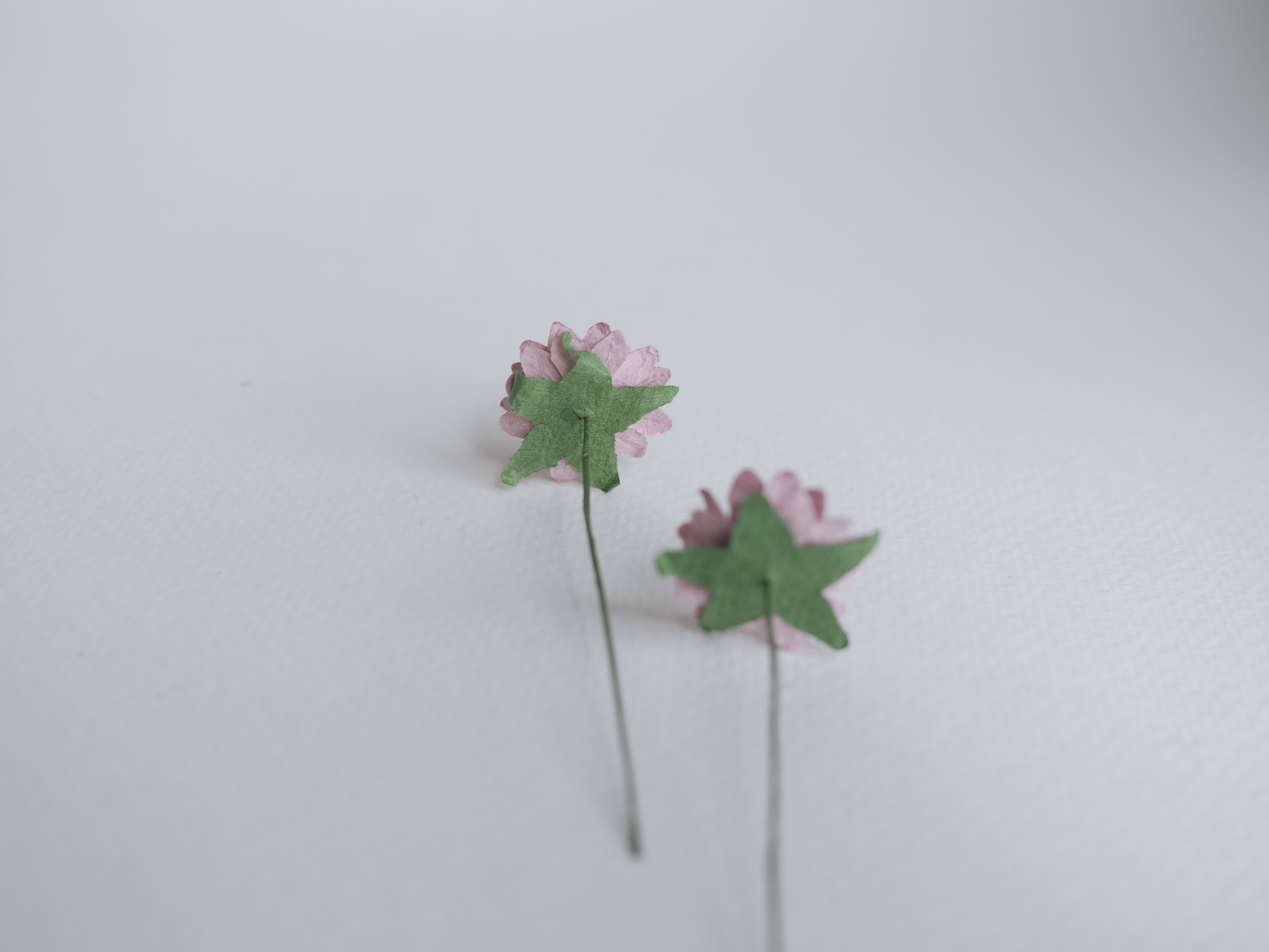 ดอกทานตะวันกระดาษ ดอกไม้กระดาษสา ดอกไม้ประดิษฐ์จากกระดาษสา ดอกทานตะวัน ดอกไม้กระดาษสาขายส่ง ดอกไม้ประดิษฐ์ ดอกไม้ทำข้อมือเพื่อนเจ้าสาว ขนาด 1.5 cm. จำนวน 50 ดอก สีชมพูตุ่น เกสรสีชมพูตุ่น Paper Flower, Sun Flowers, pale dusty pink color, size 1.5 cm 50 pie