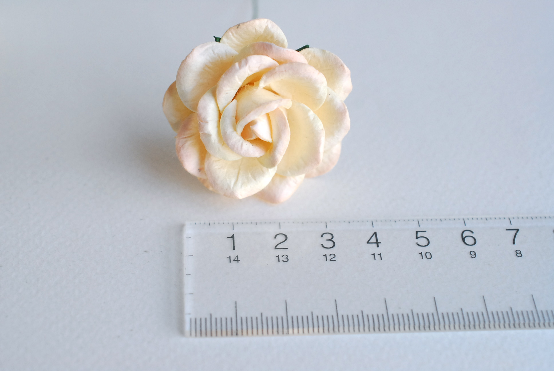 ดอกไม้กระดาษสา ดอกกุหลาบกระดาษสา ดอกไม้กุหลาบ กลีบโค้ง ดอกไม้ประดิษฐ์ สำหรับตกแต่ง หรืองานแต่งงาน สีพีชอ่อนปัดครีมขนาด 3.5 cm. จำนวน 25 ดอก Paper flowers, handmade flowers, small roses paper size 3.5 cm. 25 pieces, peach brush cream color.