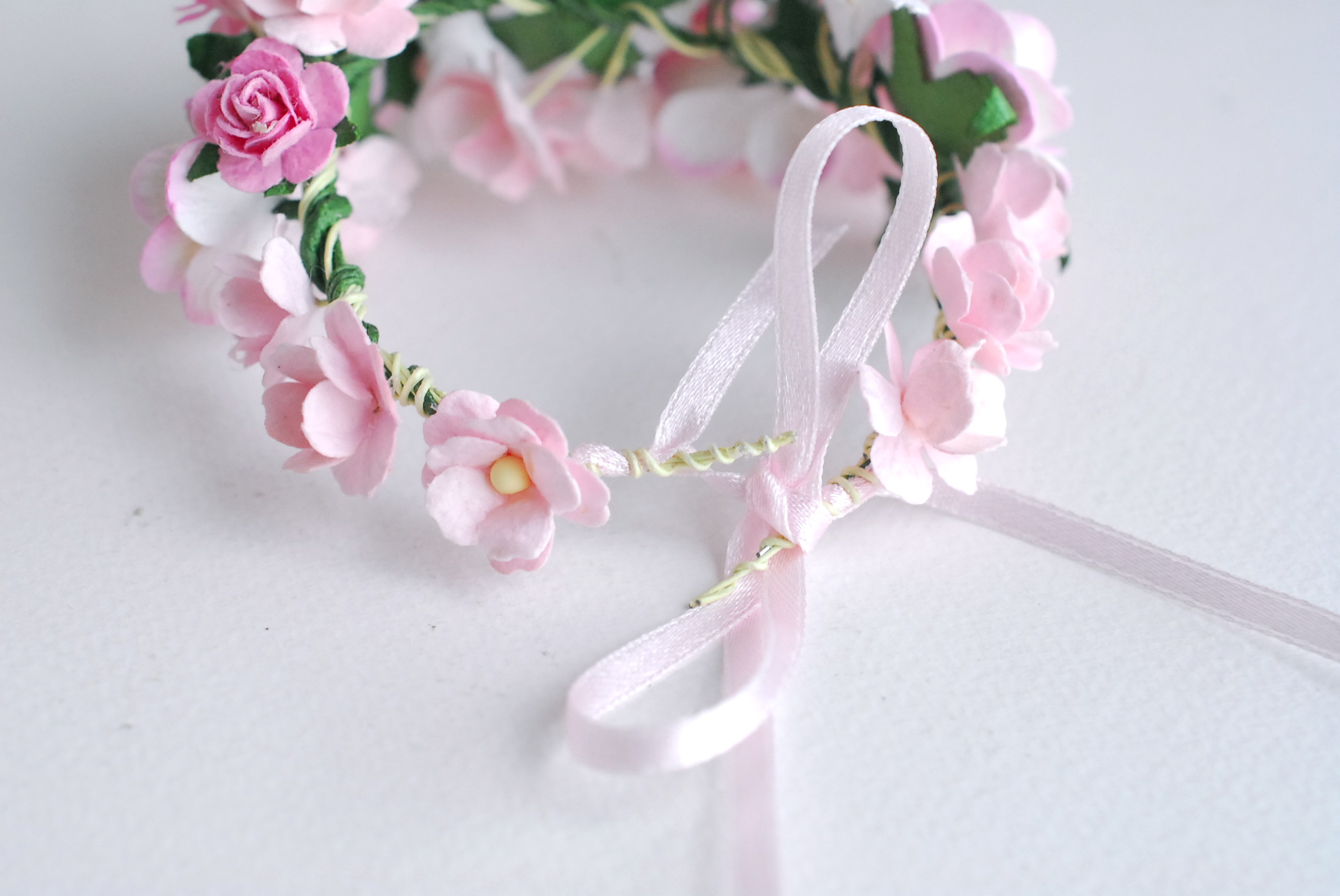 ข้อมือเพื่อนเจ้าสาว งานแต่งงาน งานประดิษฐ์ DIY สีชมพู ดอกกุหลาบกระดาษสา และดอกไม้กระดาษสาขนาดเล็ก Handmade corsages 1 ชิ้น