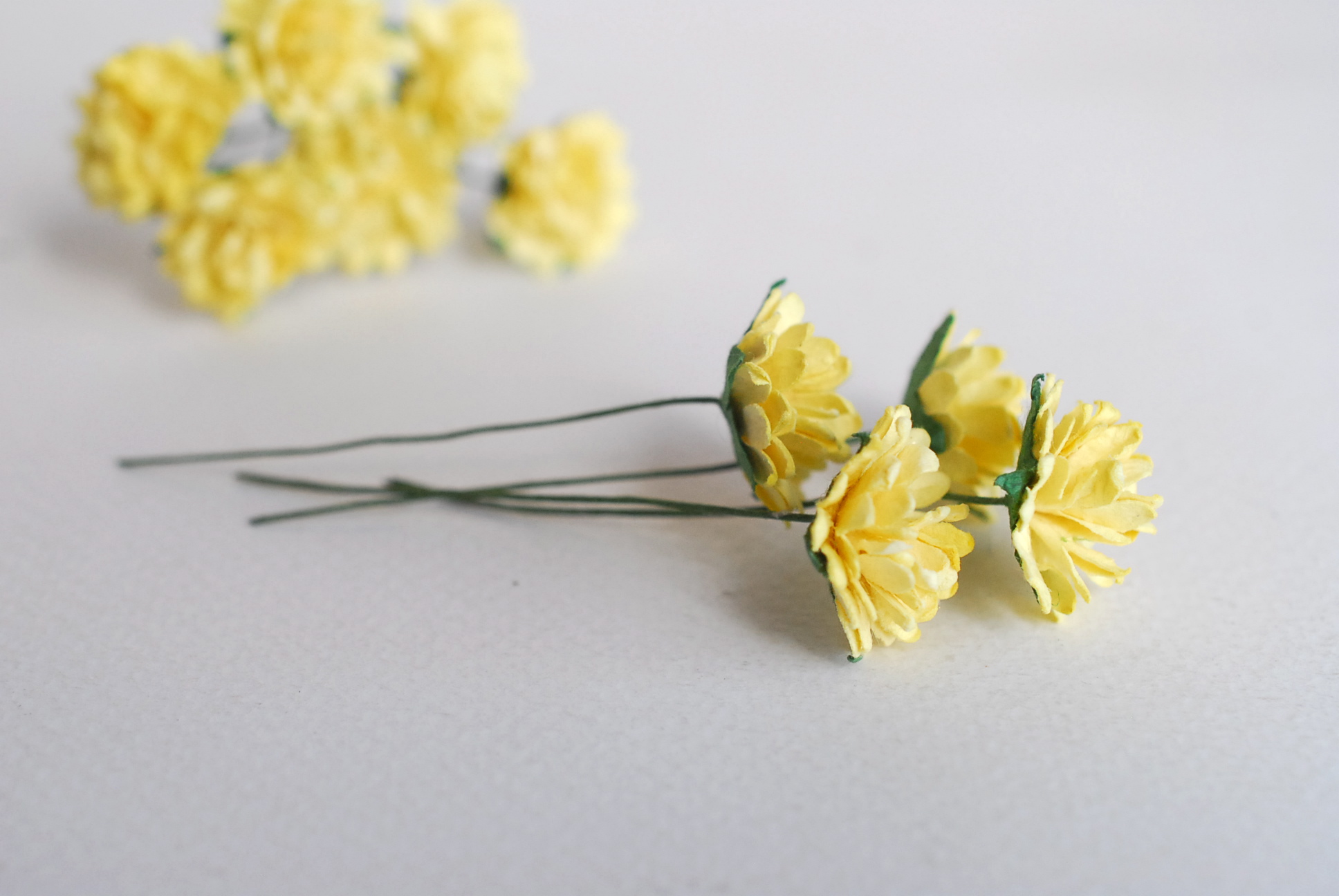 ดอกไม้ประดิษฐ์, ดอกไม้กระดาษสา, ดอก gypsophila, ดอกยิปโซ งานประดิษฐ์ตกแต่งของชำร่วย, ดอกไาด 1.5 cmม้ทำพานพุ่ม,พานพวงมาลัย, พานรับไหว้, ขันหมาก. สีเหลือง