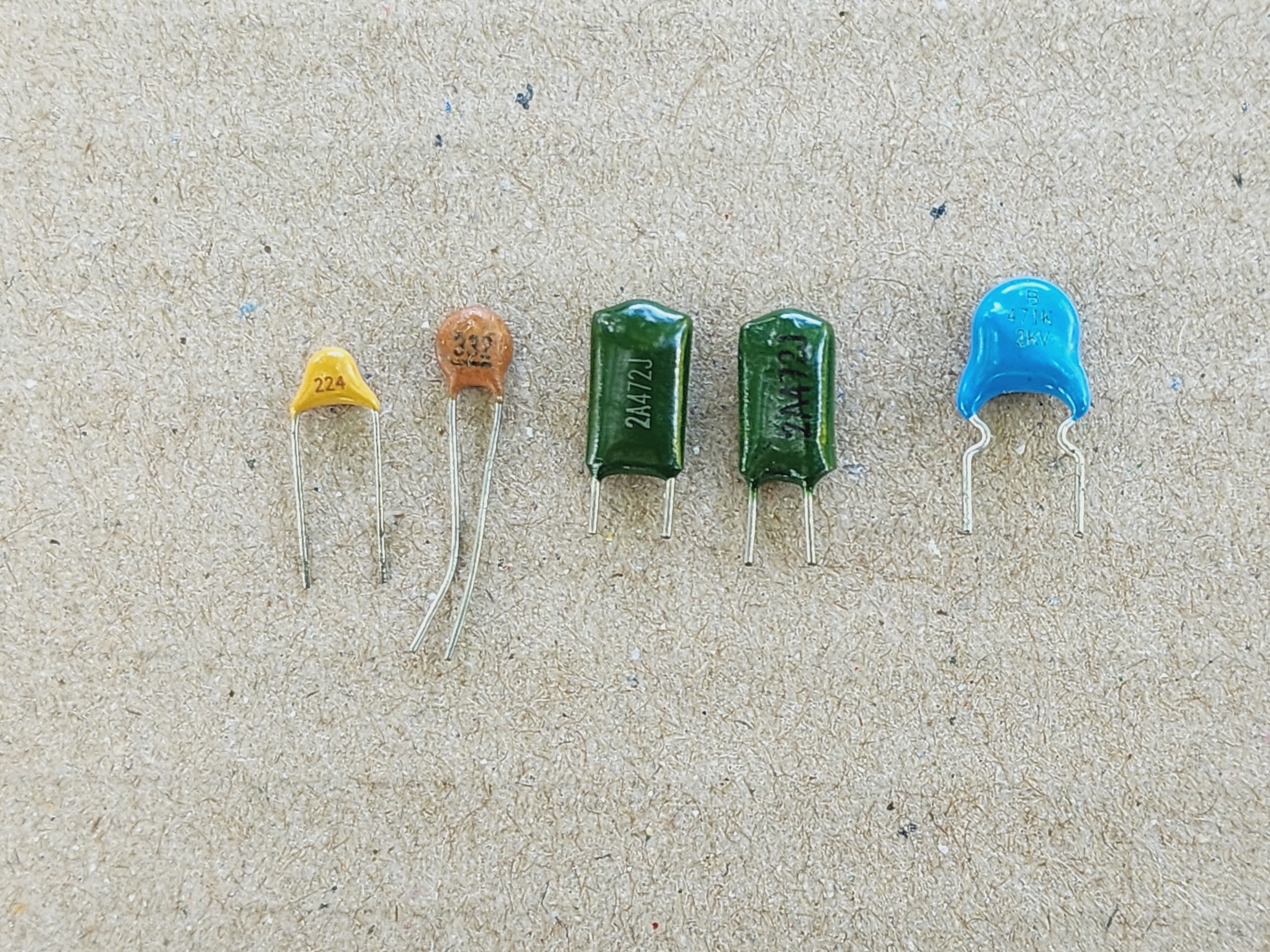 รูปคาปาซิเตอร์ชนิดต่างๆ และ สัญลักษณ์คาปาซิเตอร์มีขั้ว ไม่มีขั้ว และแบบปรับค่าได้