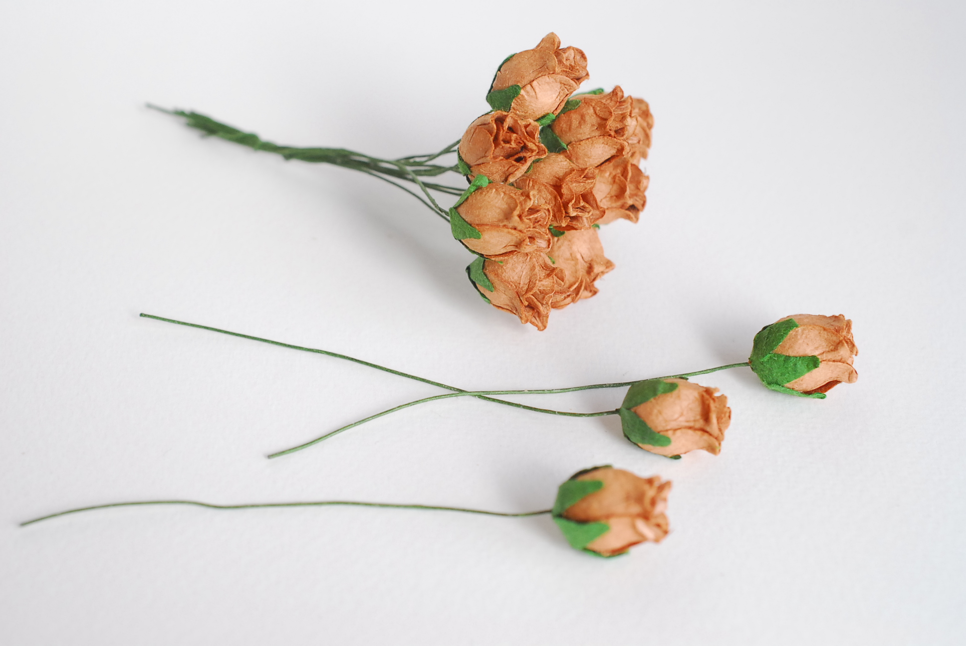 ดอกไม้กระดาษสา ดอกไม้กระดาษสา จตุจักร งานประดิษฐ์ ดอกไม้ทำข้อมือเพื่อนเจ้าสาว แต่งงาน, ดอกกุหลาบตูม 50 ดอก สีน้ำตาลกระดาษ color ขนาด 1.5 cm. paper flowers, budding roses flower 1.5 cm. 50 pieces. medium brown color.