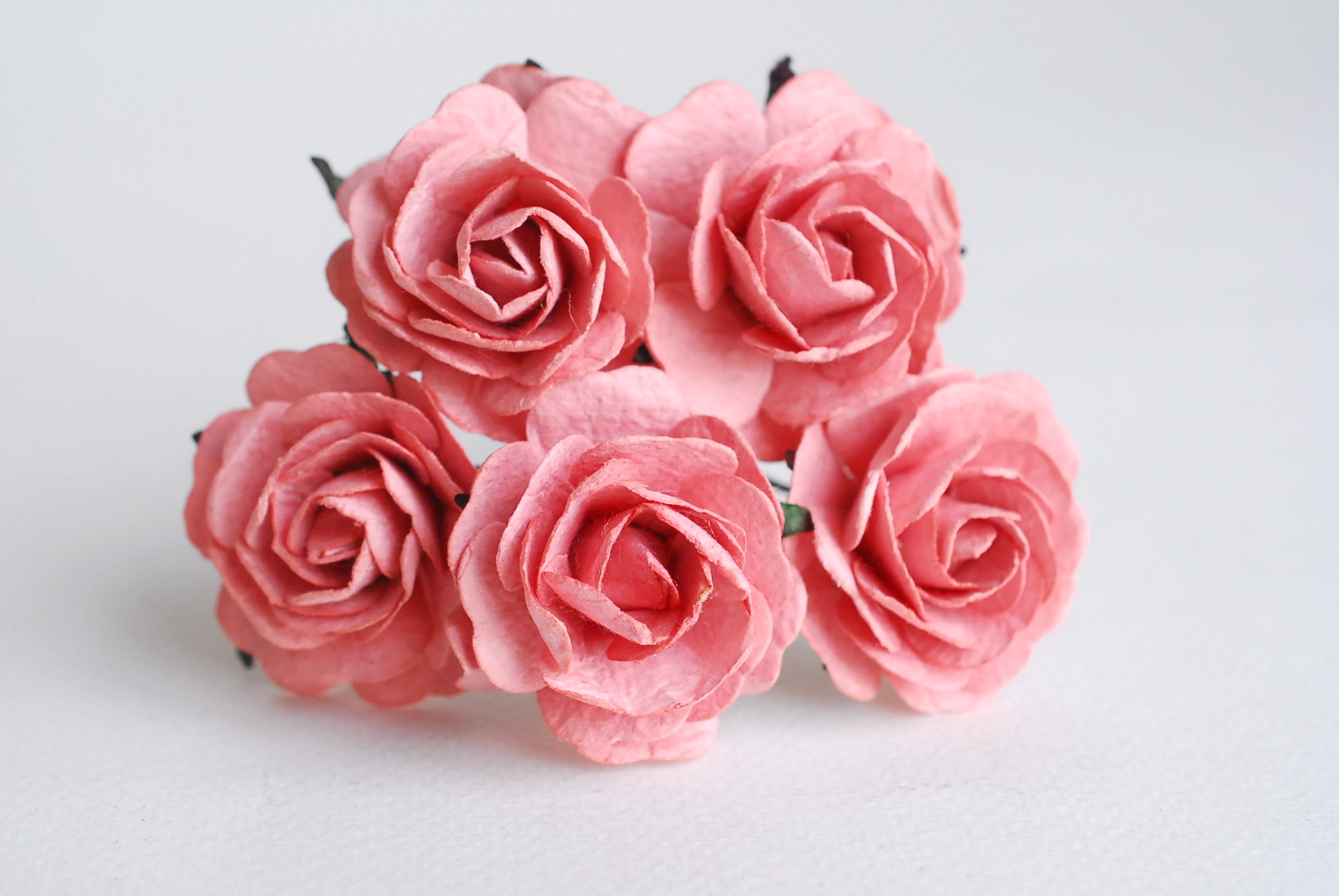 ดอกไม้กระดาษสา ดอกกุหลาบกระดาษสา ดอกไม้กุหลาบ ดอกไม้ประดิษฐ์ สำหรับตกแต่ง หรืองานแต่งงาน สีชมพูตุ่น color code #106 ขนาด 3.5 cm. จำนวน 25 ดอก Paper flowers, handmade flowers, small roses paper size 3.5 cm. 25 pieces, pink dusty color.