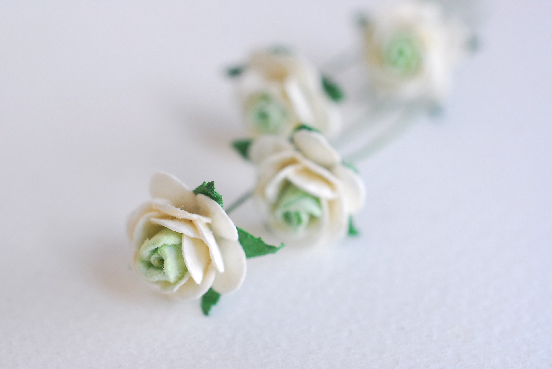 ซื้อ1 ห่อ แถม 1 ห่อ ดอกไม้กุหลาบกระดาษ ดอกไม้กระดาษสา, ดอกกุหลาบจิ๋ว, ดอกไม้กระดาษสาขายส่ง สีเขียวพาสเทล แถมสีเขียวจุดขาว ขนาด 1.5 cm. จำนวน 100 ดอก Paper Flowers size 1.5 cm., mini roses green mint color, 100 pcs. and get free 1 pack of green mint-white