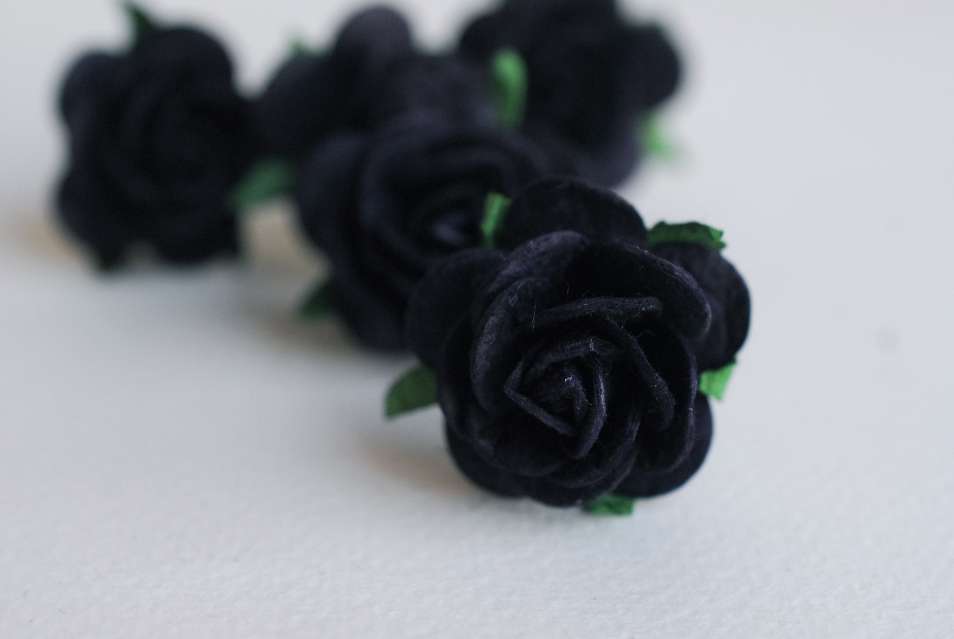 ดอกไม้กระดาษสา ดอกไม้กระดาษสา ราคาส่ง, ดอกกุหลาบกระดาษสา ดอกไม้ประดิษฐ์ สำหรับตกแต่ง หรืองานแต่งงาน สีดำน้ำเงิน ขนาด 2.5 cm. จำนวน 50 ดอก Paper flowers, handmade flowers, small roses paper size 2.5 cm. 50 pieces, black-blue color.