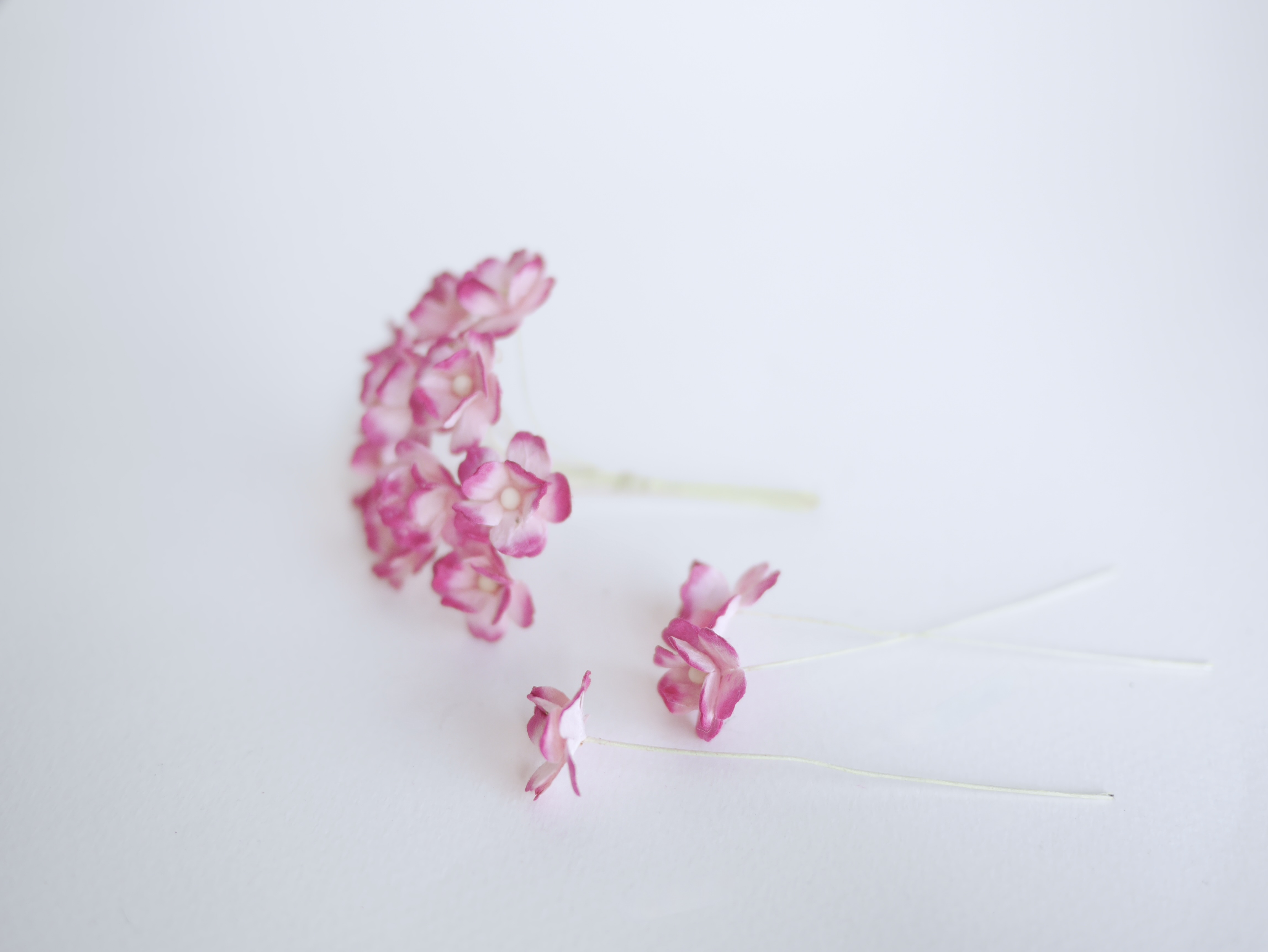 ดอกไม้กระดาษสา ราคาส่ง, ดอกไฮเดรนเยียกระดาษสา ดอกไม้ประดิษฐ์ ตกแต่งงานแต่งงาน ประดิษฐ์ข้อมือเพื่อนเจ้าสาว ขนาด 1.5 cm., สำหรับของชำร่วย, งานแต่งงาน, ดอกไม้ทำข้อมือเจ้าสาว สีบานเย็นปัด magenta brush pink จำนวน 100 ดอก Paper flower,100 Pieces mulberry hyden