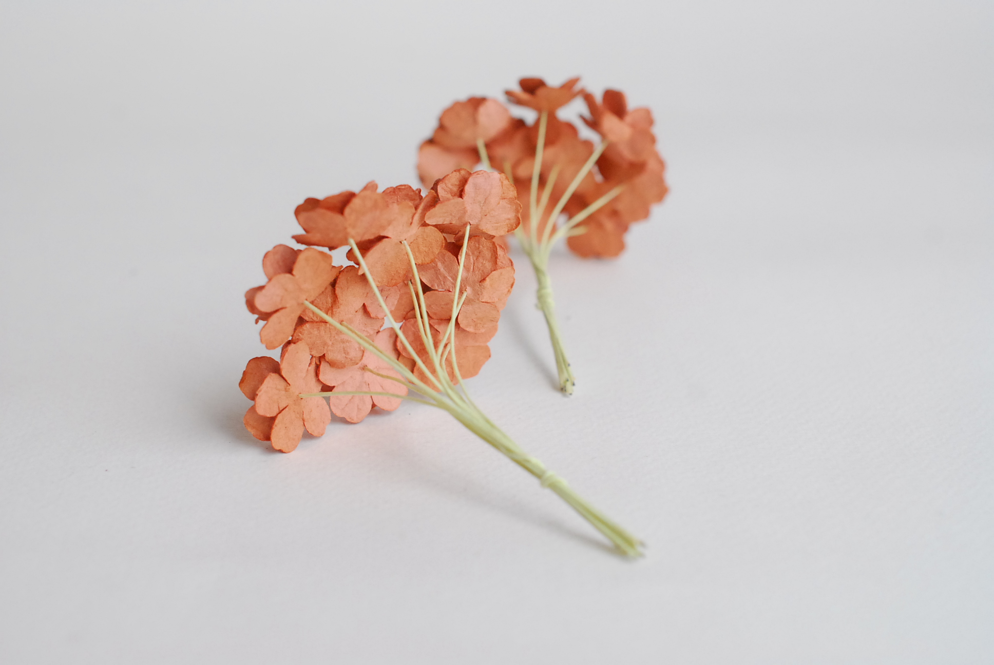 ดอกไม้กระดาษสา ราคาส่ง, ดอกไฮเดรนเยียกระดาษสา ดอกไม้ประดิษฐ์ ตกแต่งงานแต่งงาน ประดิษฐ์ข้อมือเพื่อนเจ้าสาว ขนา่ด 1.5 cm., สำหรับของชำร่วย, งานแต่งงาน, ดอกไม้ทำข้อมือเจ้าสาว สีน้ำตาล จำนวน 100 ดอก Paper flower,100 Pieces mulberry hydenyia brown color