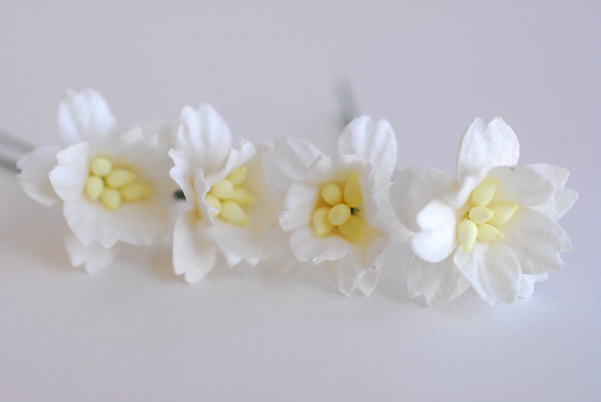 ดอกไม้กระดาษสา ดอกซากุระกระดาษ ขนาดเล็ก ดอกไม้กระดาษสาราคาส่ง ดอกไม้กระดาษสำหรับตกแต่งของชำร่วย งานแต่งงาน ทำช่อดอกไม้ติดอกเจ้าบ่าว ข้อมือดอกไม้เจ้าสาว ขนาด2.0 cm. 50 ดอก สี ofwhite Paper flowers supplies: DIY wedding tools small Cherry blossom (Sakura)