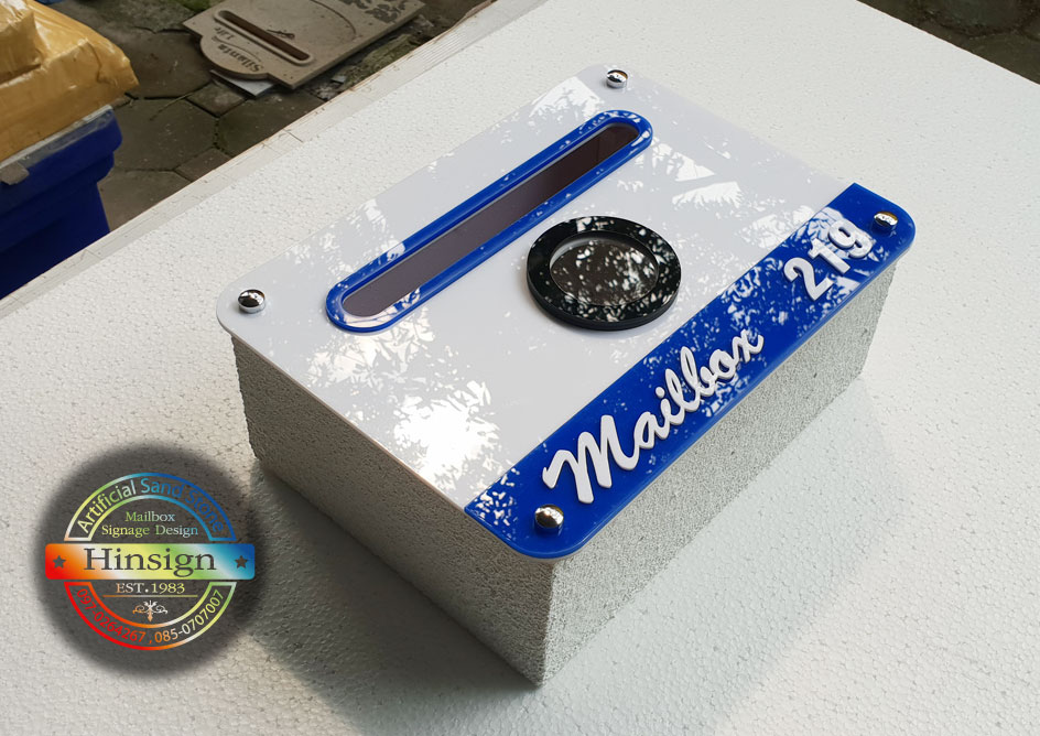 ตู้รับจดหมายสีขาวอะคริลิค แถบน้ำเงิน mailboxสีขาว