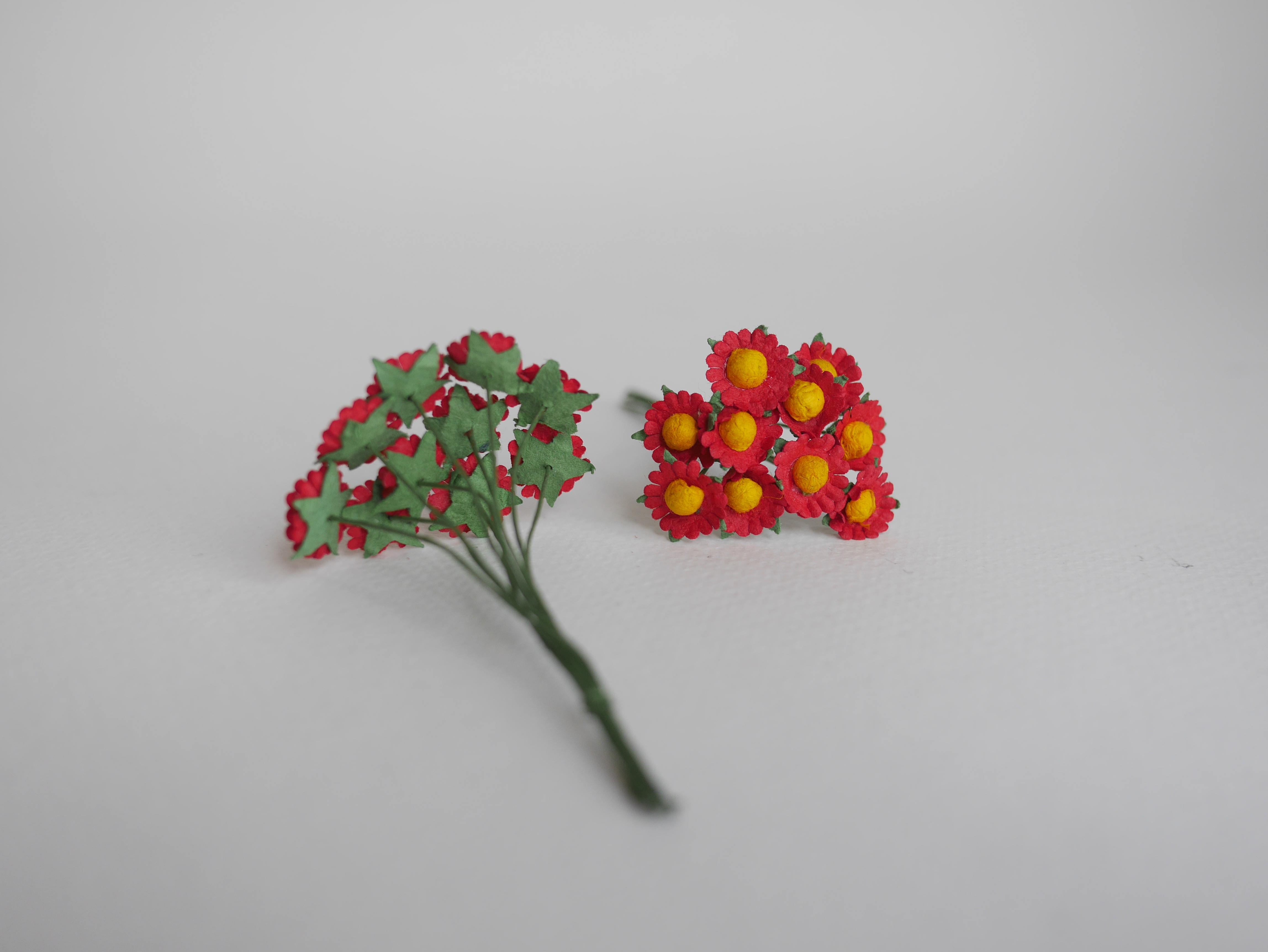 ดอกทานตะวันกระดาษ ดอกไม้กระดาษสา ดอกไม้ประดิษฐ์จากกระดาษสา ดอกทานตะวัน ดอกไม้กระดาษสาขายส่ง ดอกไม้ประดิษฐ์ ดอกไม้ทำข้อมือเพื่อนเจ้าสาว ขนาด 0.8 cm. จำนวน 100 ดอก สีแดง เกสรสีเหลือง Paper Flower, Sun Flowers, pale dusty pink color, size 0.8 cm 100 pieces r