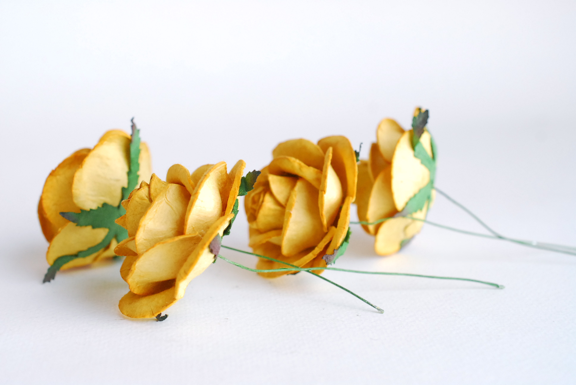 ดอกไม้กระดาษสา, ดอกไม้กุหลาบกระดาษ, ดอกไม้ประดิษฐ์, สำหรับของชำร่วย, งานแต่งงาน,สีเหลืองพระ ขนา่ด 4.5 cm.,Paper flower,20 Pieces mulberry rose, 4.00 cm. yellow medium color.