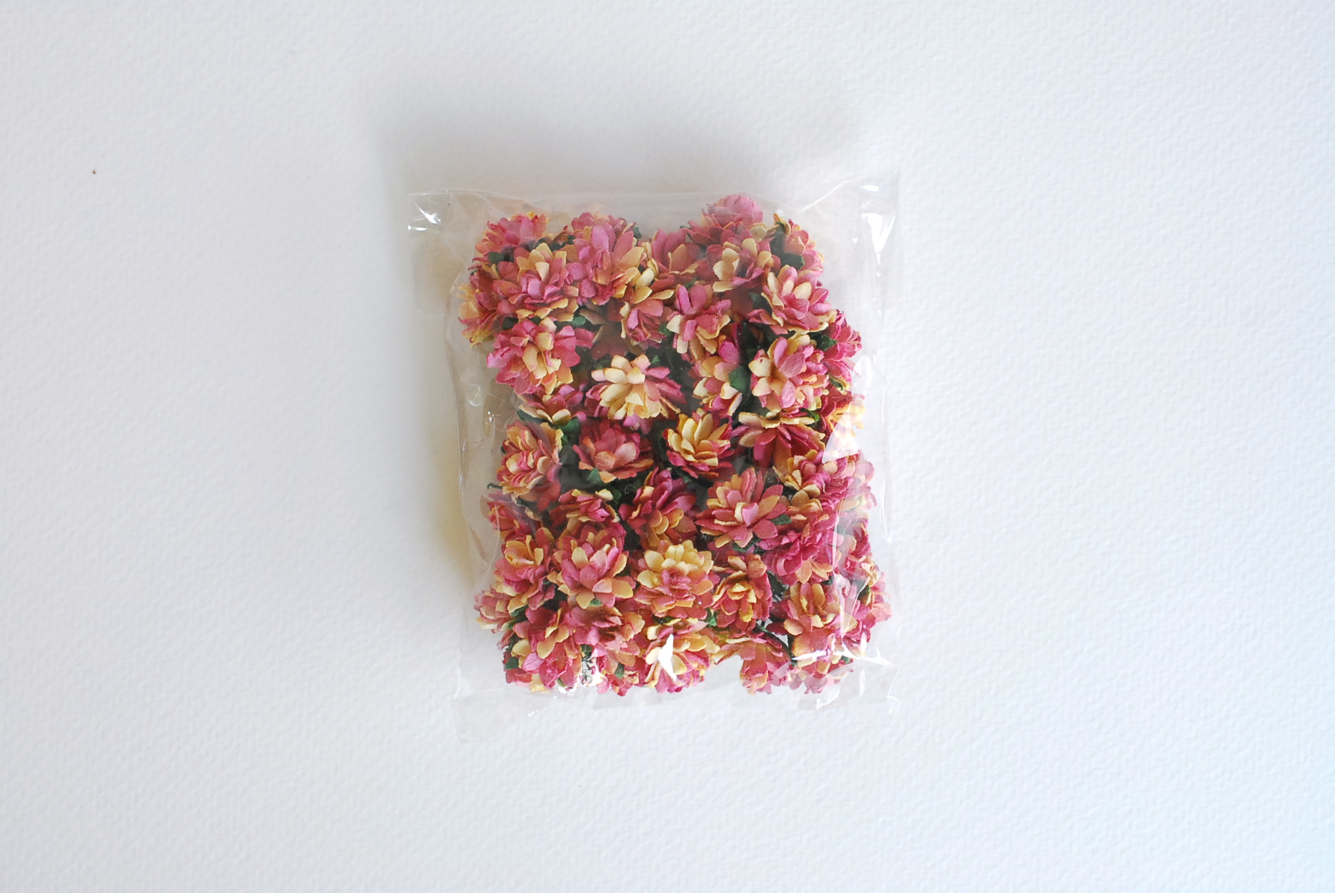 ดอกไม้ประดิษฐ์, ดอกไม้กระดาษสา, ดอก gypsophila, ดอกยิปโซ งานประดิษฐ์ตกแต่งของชำร่วย, ดอกไาด 1.5 cm ดอกไม้ทำพานพุ่ม,พานพวงมาลัย, พานรับไหว้, ขันหมาก. สีบานเย็นปัดเหลือง