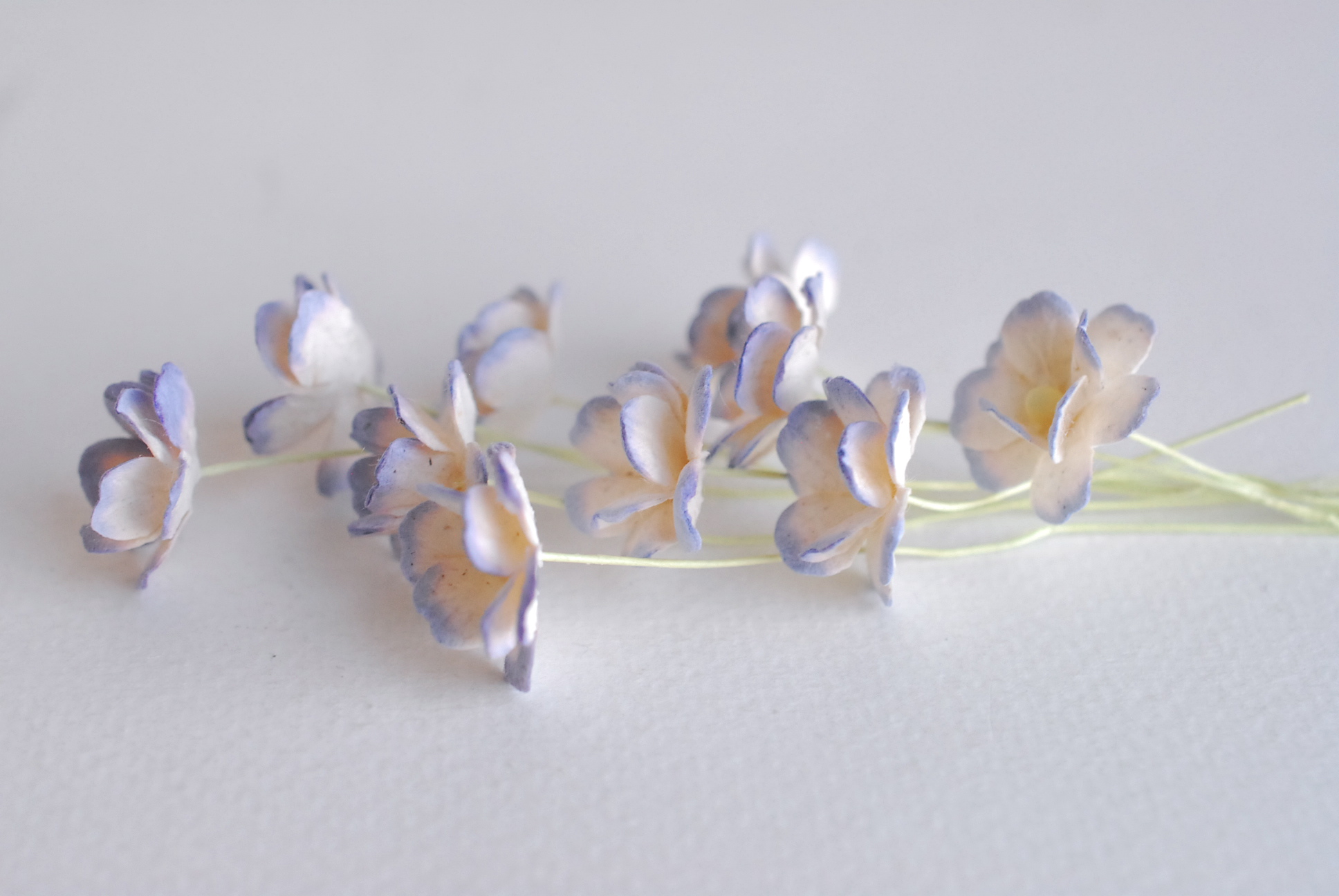 ดอกไม้กระดาษสา ราคาส่ง, ดอกไฮเดรนเยียกระดาษสา ดอกไม้ประดิษฐ์ ตกแต่งงานแต่งงาน ประดิษฐ์ข้อมือเพื่อนเจ้าสาว ขนา่ด 1.5 cm., สำหรับของชำร่วย, งานแต่งงาน, ดอกไม้ทำข้อมือเจ้าสาว สีน้ำเงินตุ่นปัดขาว จำนวน 100 ดอก Paper flower,100 Pieces mulberry hydenyia, pale b