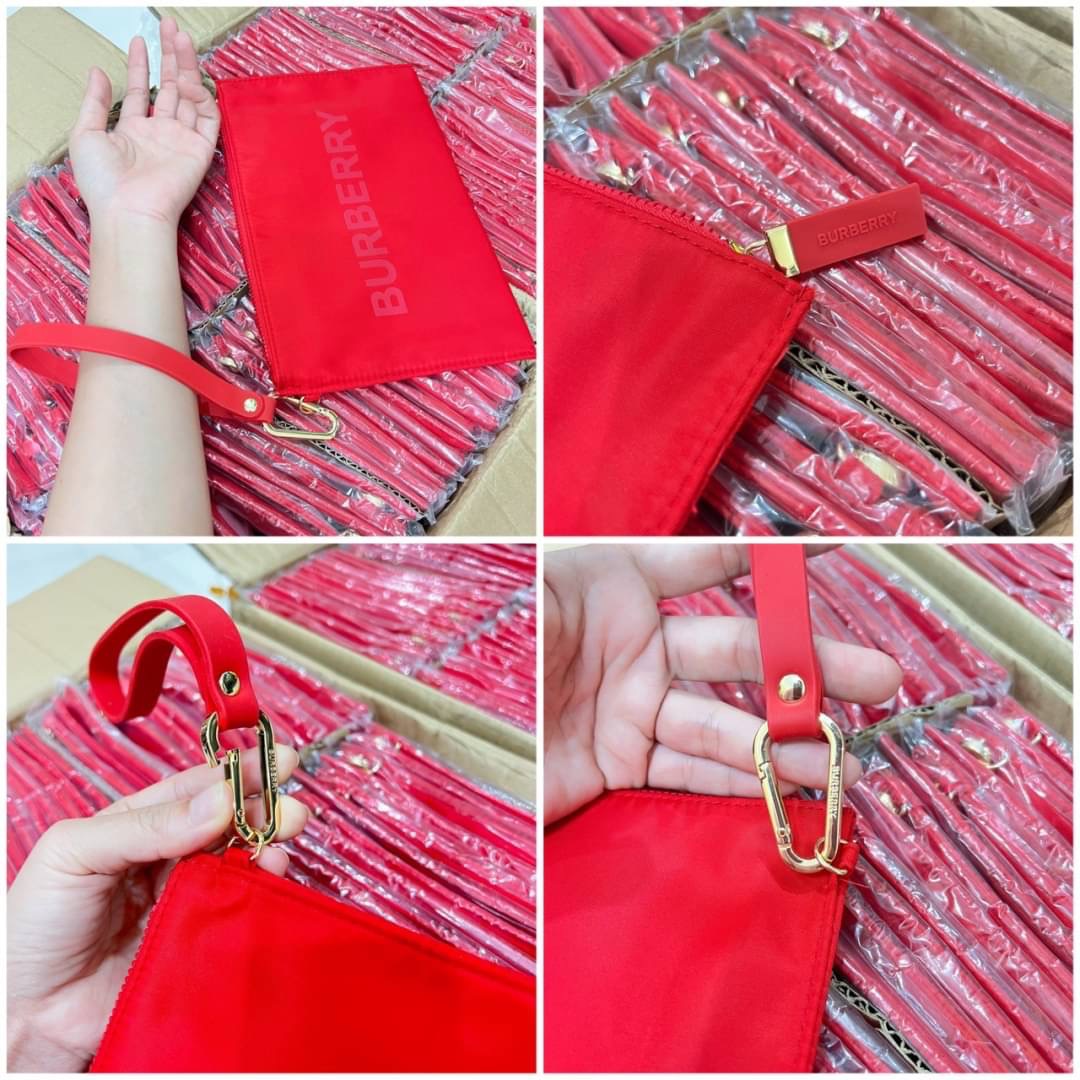 กระเป๋า Burberry Pouch Bag