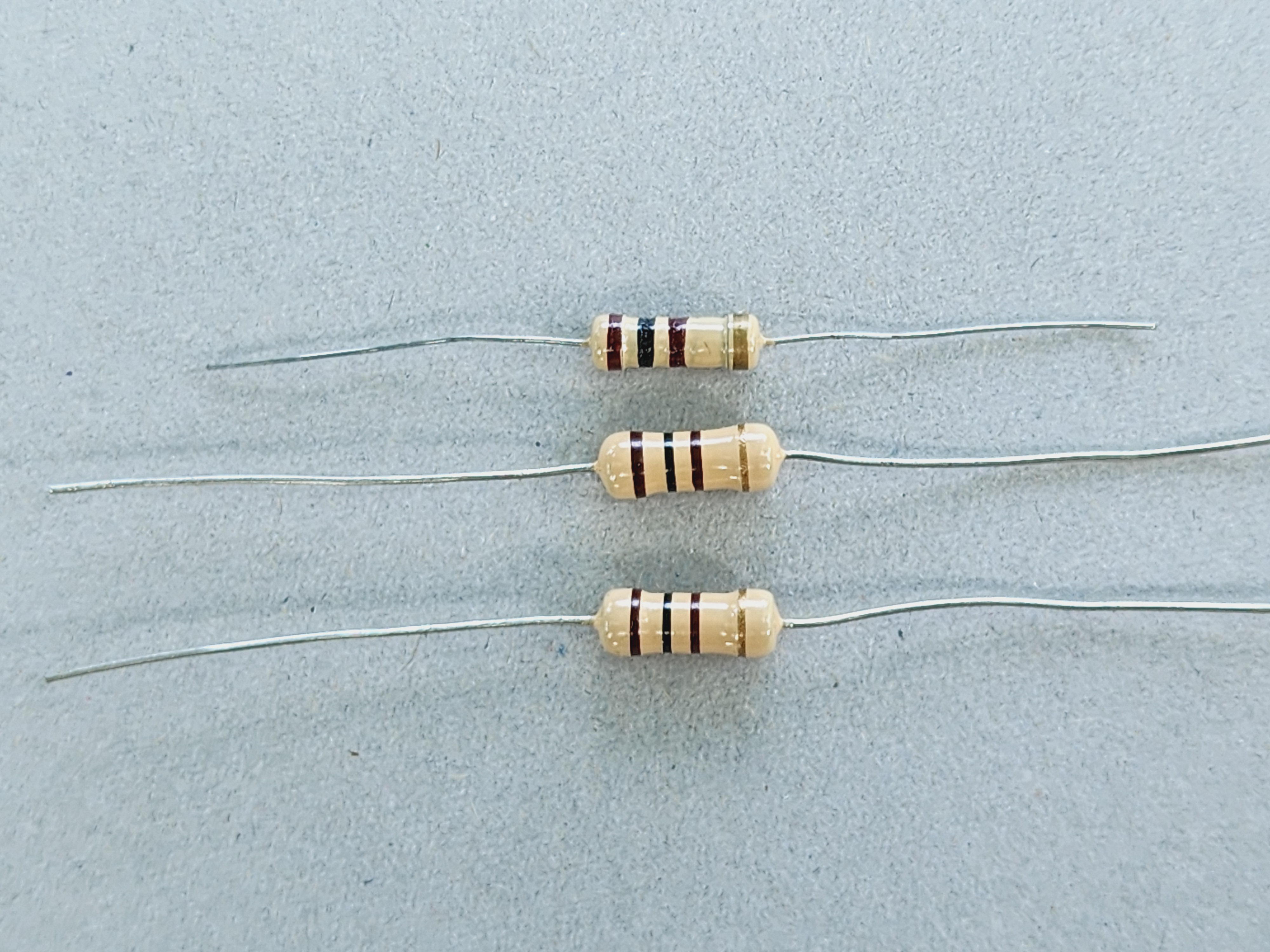 รูปตัวต้านทานแบบฟิล์มคาร์บอน R2 และ สัญลักษณ์ตัวต้านทาน