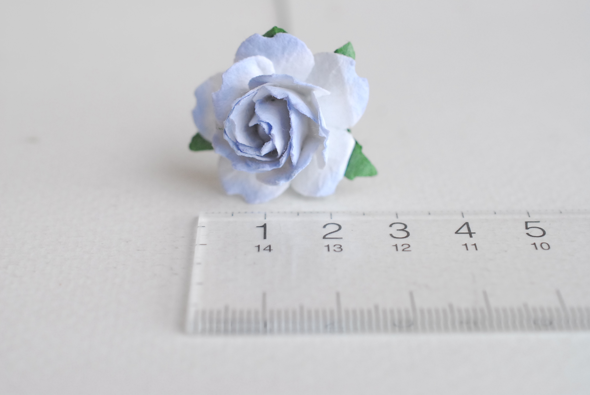 ดอกไม้กระดาษสา ดอกกุหลาบกระดาษ ดอกไม้กุหลาบกระดาษ ราคาส่ง, ดอกกุหลาบกระดาษสา ดอกไม้ประดิษฐ์ สำหรับตกแต่ง หรืองานแต่งงาน สีฟ้าตุ่นปัด กลีบหยัก ขนาด 2.5 cm. จำนวน 50 ดอก paper flowers supplies DIY wedding flowers, mini roses paper size 2.5 cm. pale blue ิbr