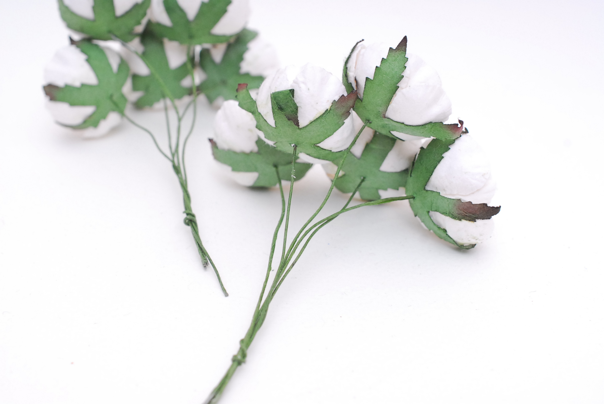 Paper flower, English peony Ranunculus roses 25 pcs., size 3.5 cm., white color. ดอกไม้กระดาษสา ดอกกุหลาบขนาด 3.5 cm. จำนวน 25 ดอก, สีขาว
