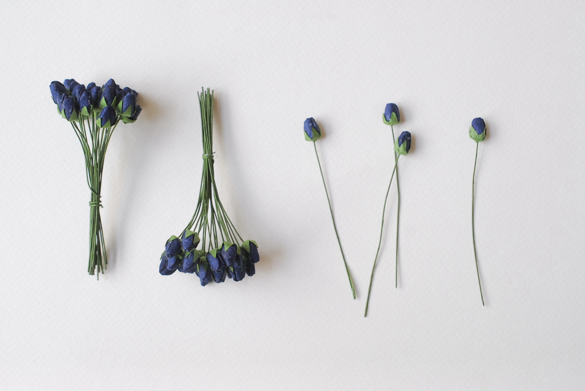 ดอกไม้กระดาษสา ดอกไม้กระดาษสา จตุจักร งานประดิษฐ์ ดอกไม้ทำข้อมือเพื่อนเจ้าสาว แต่งงาน, ดอกกุหลาบตูมปลายแหลม 0.8x 0.6 cm. 50 ดอก สีน้ำเงินกรมท่า paper flowers, budding roses flower 0.8x0.6 cm. passion blue color.