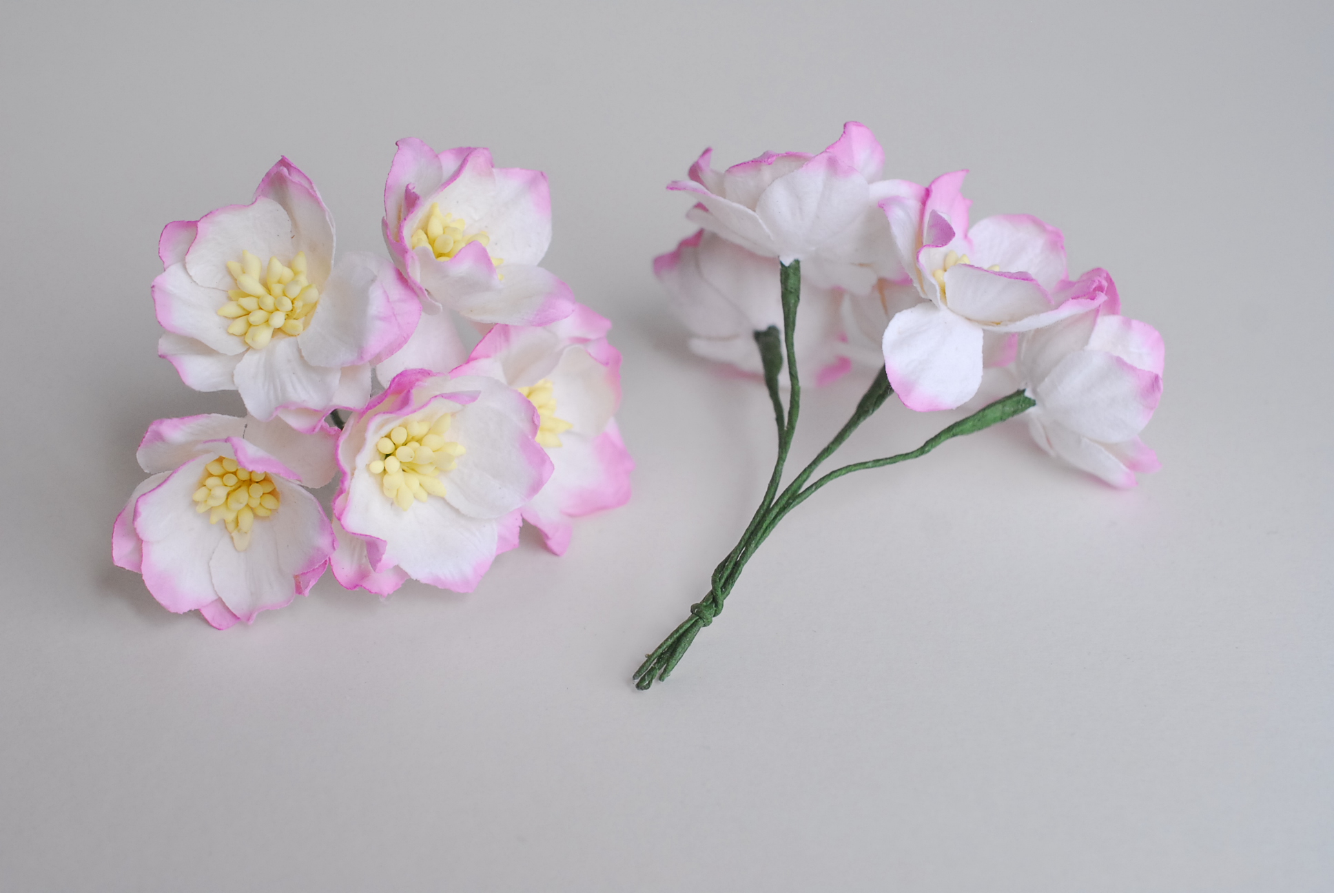 ดอกไม้กระดาษสา ดอกโลตัสอินโดนิเซียกระดาษ ดอกไม้กระดาษสาราคาส่ง ดอกไม้กระดาษสำหรับตกแต่งของชำร่วย งานแต่งงาน ทำช่อดอกไม้ติดอกเจ้าบ่าว ข้อมือดอกไม้เจ้าสาว ขนาด3.5 cm. 25 ดอก สีชมพปัด Paper flowers supplies: DIY wedding tools Big Cherry blossom (Lotus Indoni