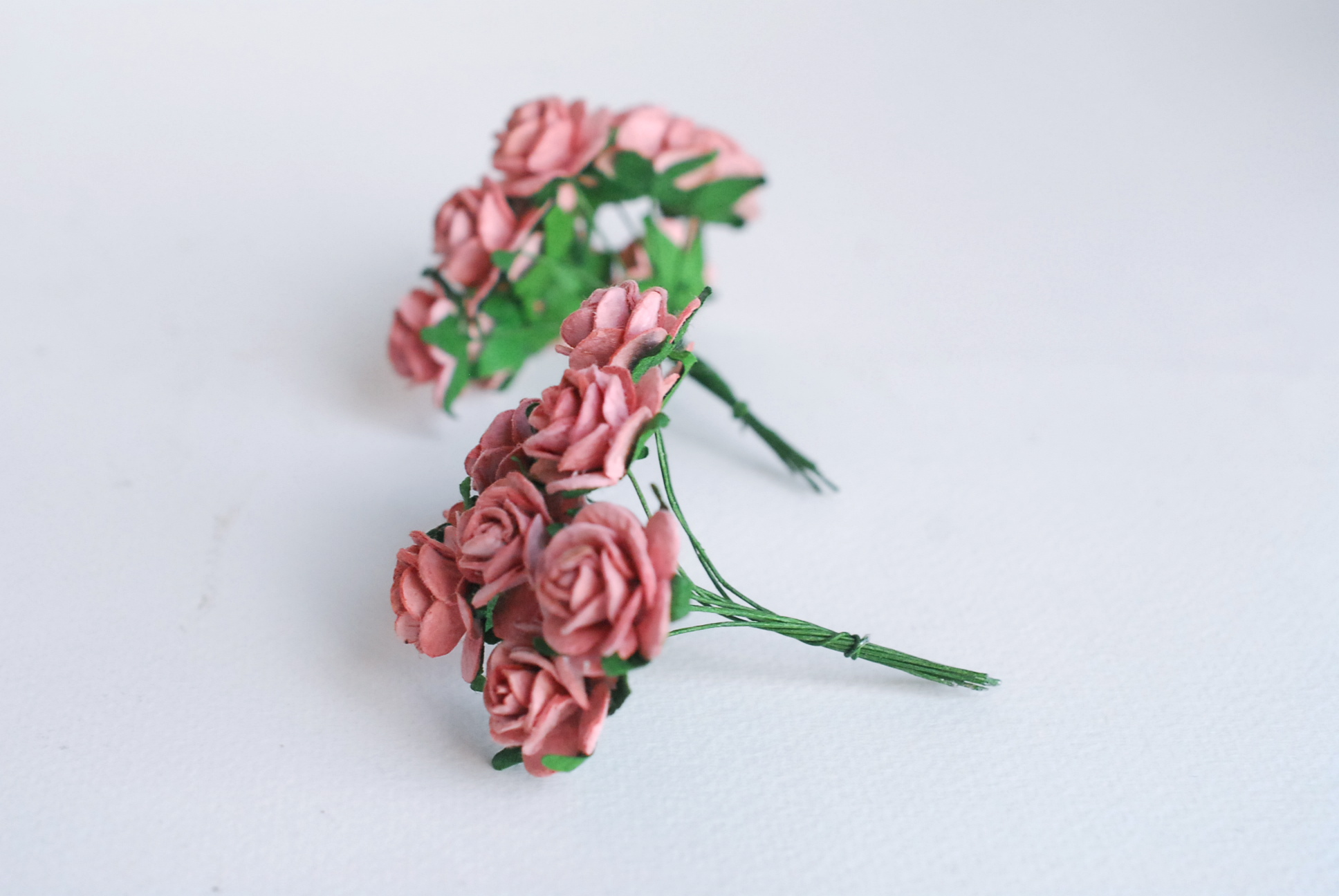 ดอกไม้กระดาษสา ราคาส่ง, งานประดิษฐ์, ของชำร่วย, งานแต่งงาน, ข้อมือเจ้าสาว สีชมพูหม่น ขนาด 2 cm. จำนวน 50 ดอก paper flowers, DIY paper flowers supplies, mini roses paper size2 cm. 50 pieces.