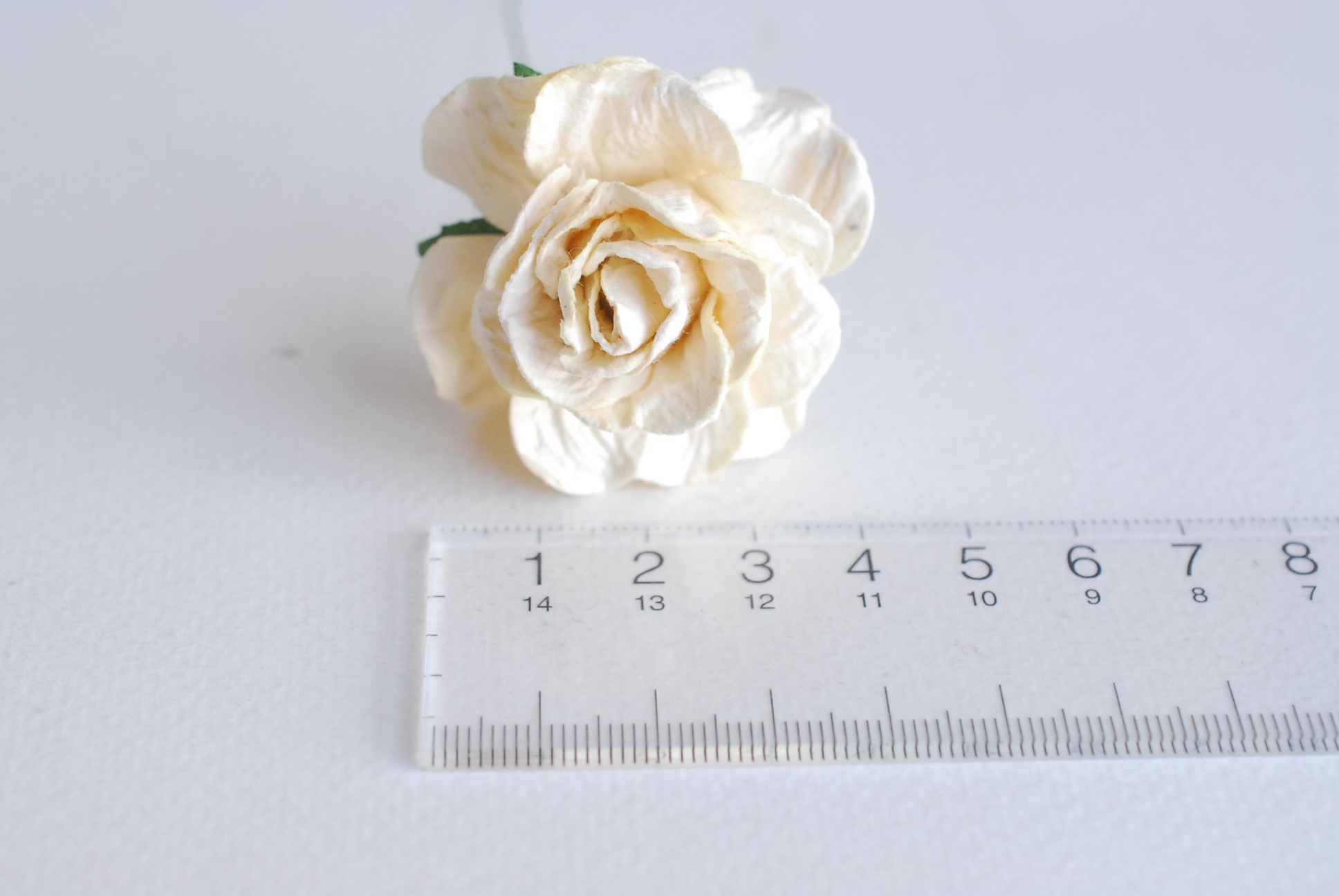 ดอกไม้ประดิษฐ์ ดอกไม้กระดาษสา ตกแต่งงานแต่งงาน งานแต่งงาน ดอกไม้ทำมงกุฎ ดอกกุหลาบขนาด 4 cm. 25ดอก กลีบบิด สีครีม Ivory color