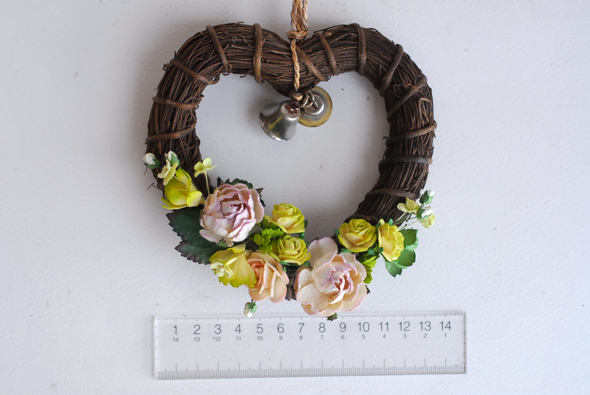 พวงหรีดดอกไม้กระดาษสำหรับตกแต่ง แขวนหน้าต่าง หรือ ตกแต่งห้องรับแขก รูปหัวใจ ดอกไม้กระดาษสาสีเขียว ในช่วงเวลา x'mas หรือ autumn