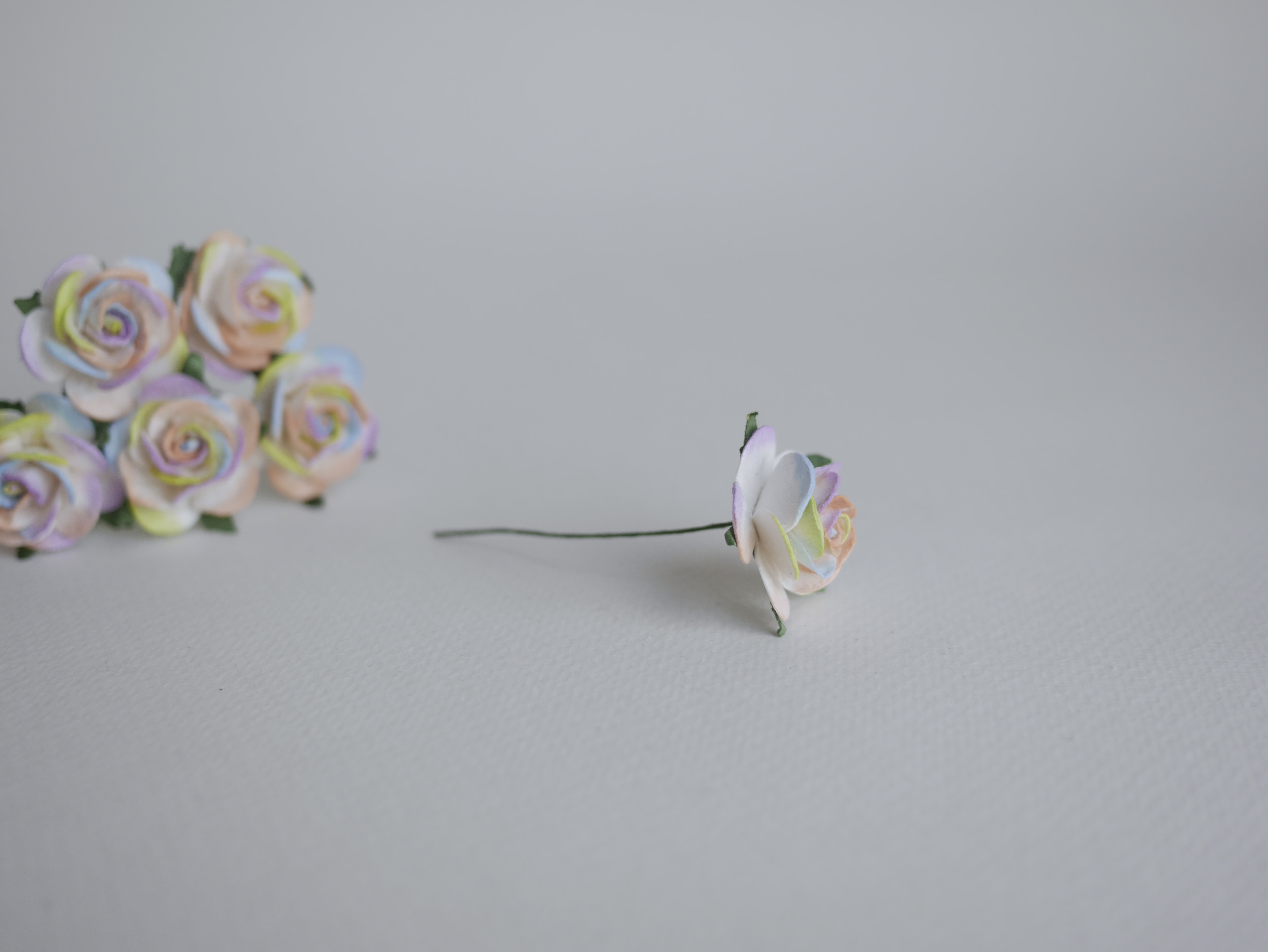 ดอกไม้กระดาษ ดอกไม้กระดาษสา ราคาส่ง,ดอกไม้กุหลาบกระดาษ ดอกกุหลาบกระดาษสา ดอกไม้ประดิษฐ์ สำหรับตกแต่ง หรืองานแต่งงาน สี rainbow ขนาด 2.5 cm. จำนวน 50 ดอก