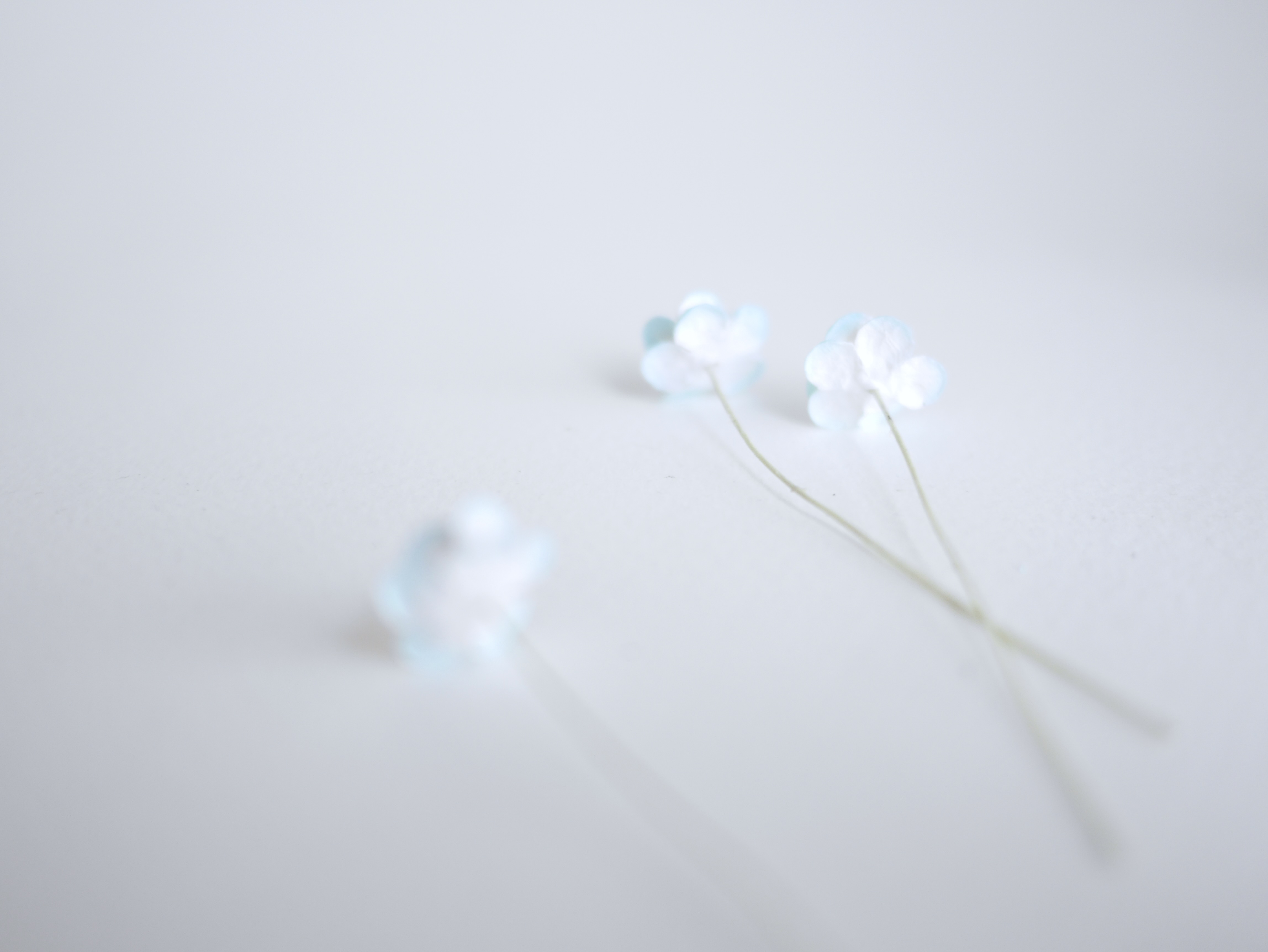 ดอกไม้กระดาษสา ราคาส่ง, ดอกไฮเดรนเยียกระดาษสา ดอกไม้ประดิษฐ์ ตกแต่งงานแต่งงาน ประดิษฐ์ข้อมือ เพื่อนเจ้าสาว ขนาด 1.5 cm., สำหรับของชำร่วย, งานแต่งงาน, ดอกไม้ทำข้อมือเจ้าสาว สีฟ้าอ่อนปัดขาว จำนวน 100 ดอก Paper flower,100 Pieces mulberry hydenyia, blue-sky b