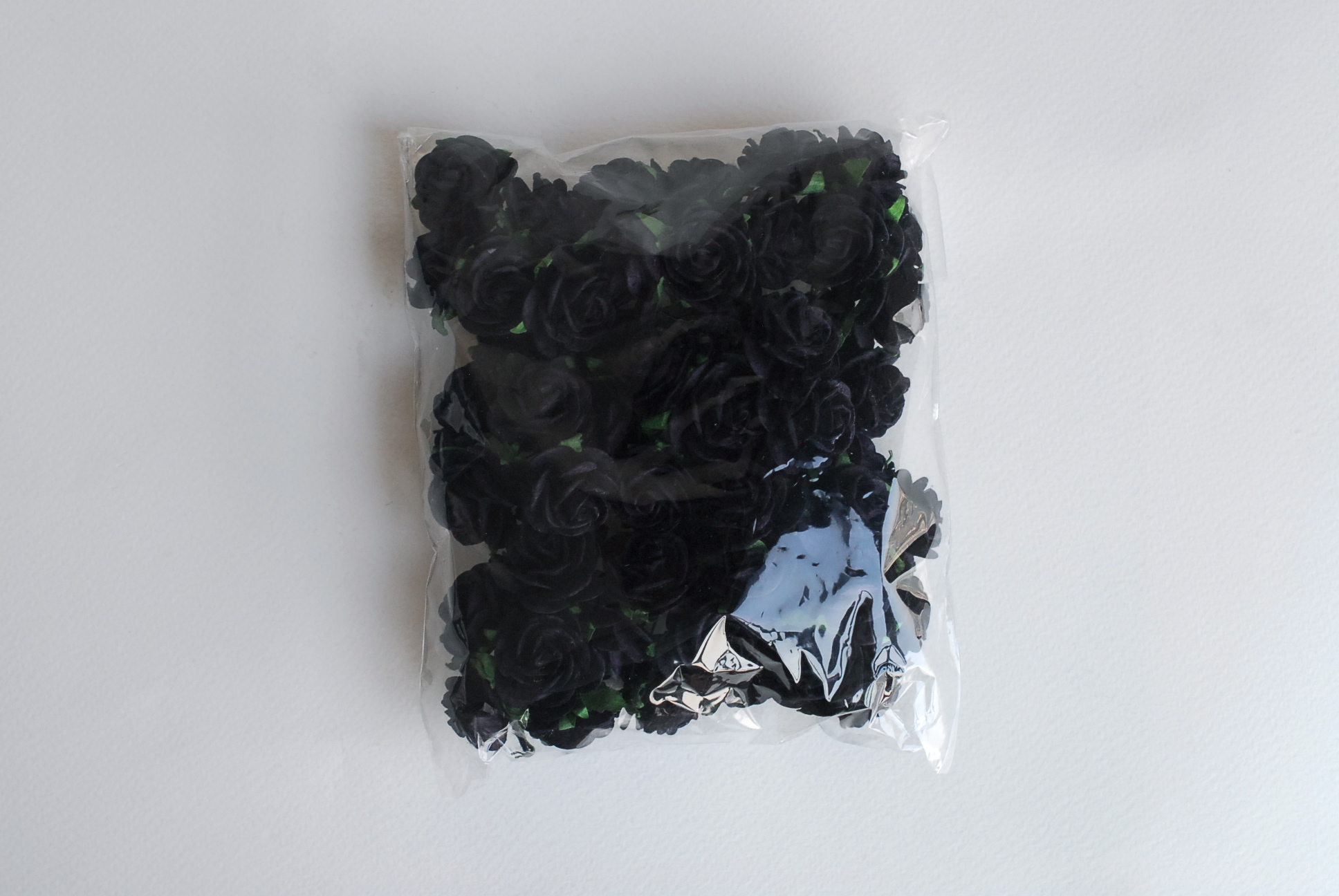 ดอกไม้กระดาษสา ดอกไม้กระดาษสา ราคาส่ง, ดอกกุหลาบกระดาษสา ดอกไม้ประดิษฐ์ สำหรับตกแต่ง หรืองานแต่งงาน สีดำน้ำเงิน ขนาด 2.5 cm. จำนวน 50 ดอก Paper flowers, handmade flowers, small roses paper size 2.5 cm. 50 pieces, black-blue color.