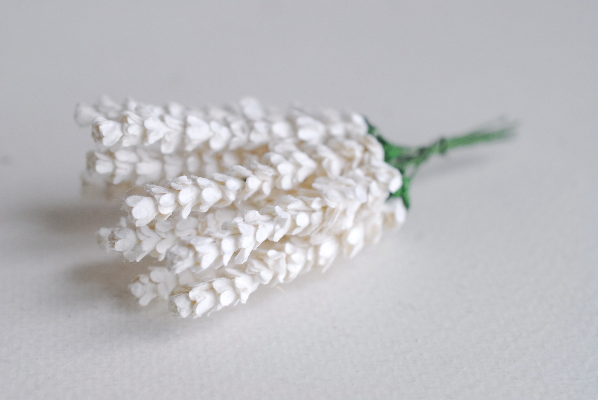 ดอกไม้ประดิษฐ์, ดอกไม้กระดาษสา, ดอก lavender, ดอกลาเวนเดอร์ กระดาษสา งานประดิษฐ์ตกแต่งของชำร่วย, ดอกไม้ทำพานพุ่ม, พานรับไหว้, ขนาด 1 cm. สีขาว Paper flowers; lavender flowers, handmade flowers: 50 pieces white color.