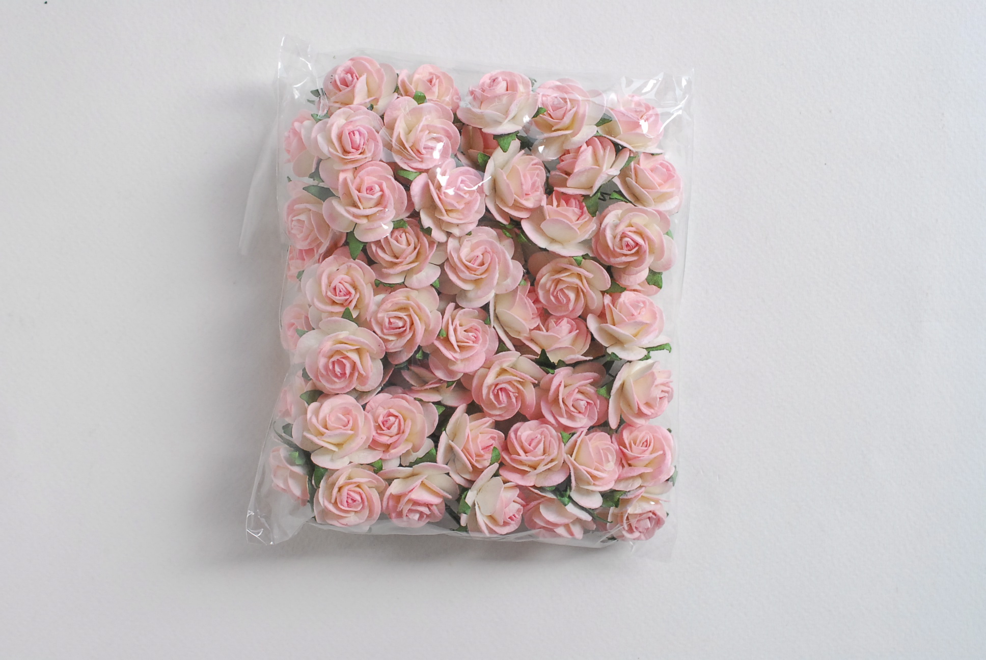 ดอกไม้กระดาษสา ดอกไม้กุหลาบกระดาษ ราคาส่ง, ดอกกุหลาบจิ๋ว ดอกกุหลาบกระดาษสา ดอกไม้ประดิษฐ์ สำหรับตกแต่งของชำร่วย หรืองานแต่งงาน สีชมพูอ่อน (light pink brush) ปัดขาวครีมขนาด 2.5 cm. จำนวน 50 ดอก สี524