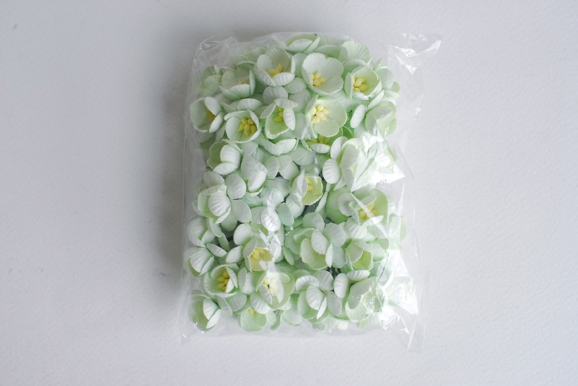 ดอกไม้กระดาษสา ดอกซากุระกระดาษ ดอกไม้กระดาษสาราคาส่ง ดอกไม้กระดาษสำหรับตกแต่งของชำร่วย งานแต่งงาน ทำช่อดอกไม้ติดอกเจ้าบ่าว ข้อมือดอกไม้เจ้าสาว ขนาด2.5 cm. 50 ดอก Paper flowers supplies: DIY wedding tools Cherry blossom (Sakura) 50 pcs. size 2.5 cm. mint g