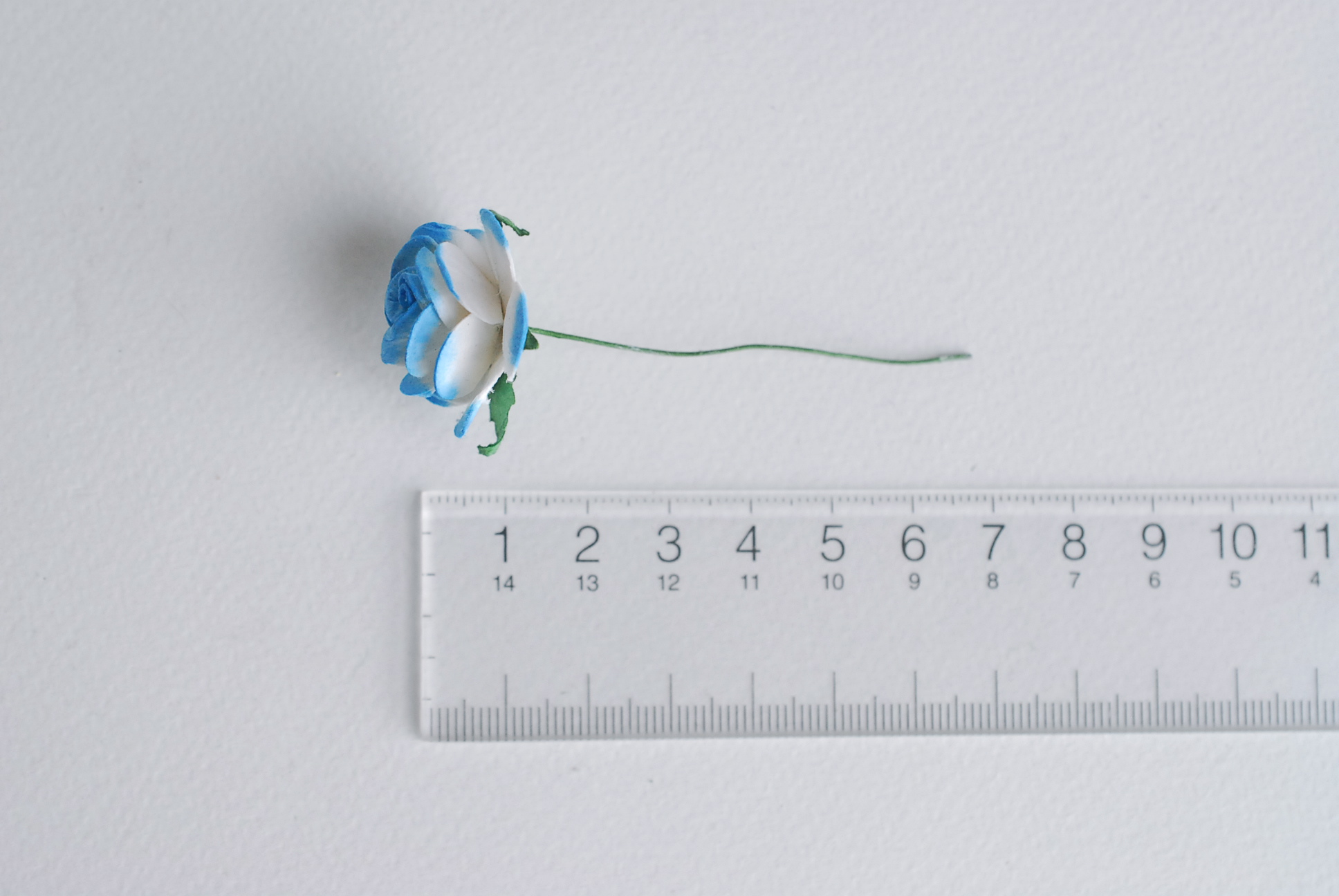 ดอกไม้กระดาษสา ดอกกุหลาบกระดาษ ดอกไม้กุหลาบกระดาษ ราคาส่ง, ดอกกุหลาบกระดาษสา ดอกไม้ประดิษฐ์ สำหรับตกแต่ง หรืองานแต่งงาน สีฟ้าปัดขาว ขนาด 2.5 cm. จำนวน 50 ดอก paper flowers supplies DIY wedding flowers, mini roses paper size 2.5 cm. blue sky brush color.