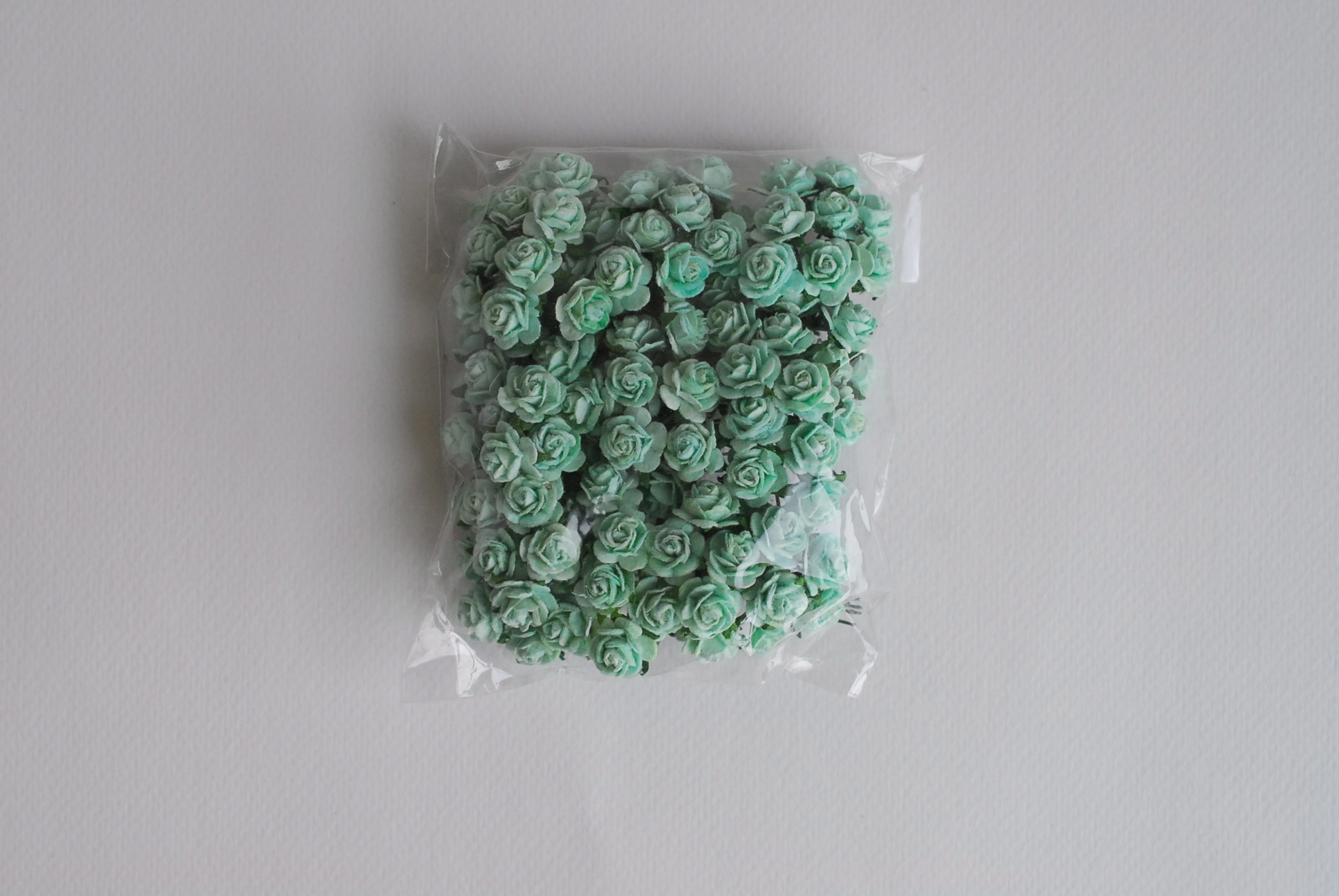 ดอกไม้กระดาษสาสำหรับตกแต่ง ของชำร่วย ดอกกุหลาบ กระดาษสา สีมิ้น #166 ขนาด 1 cm. จำนวน 100 ดอก/1 ถุง