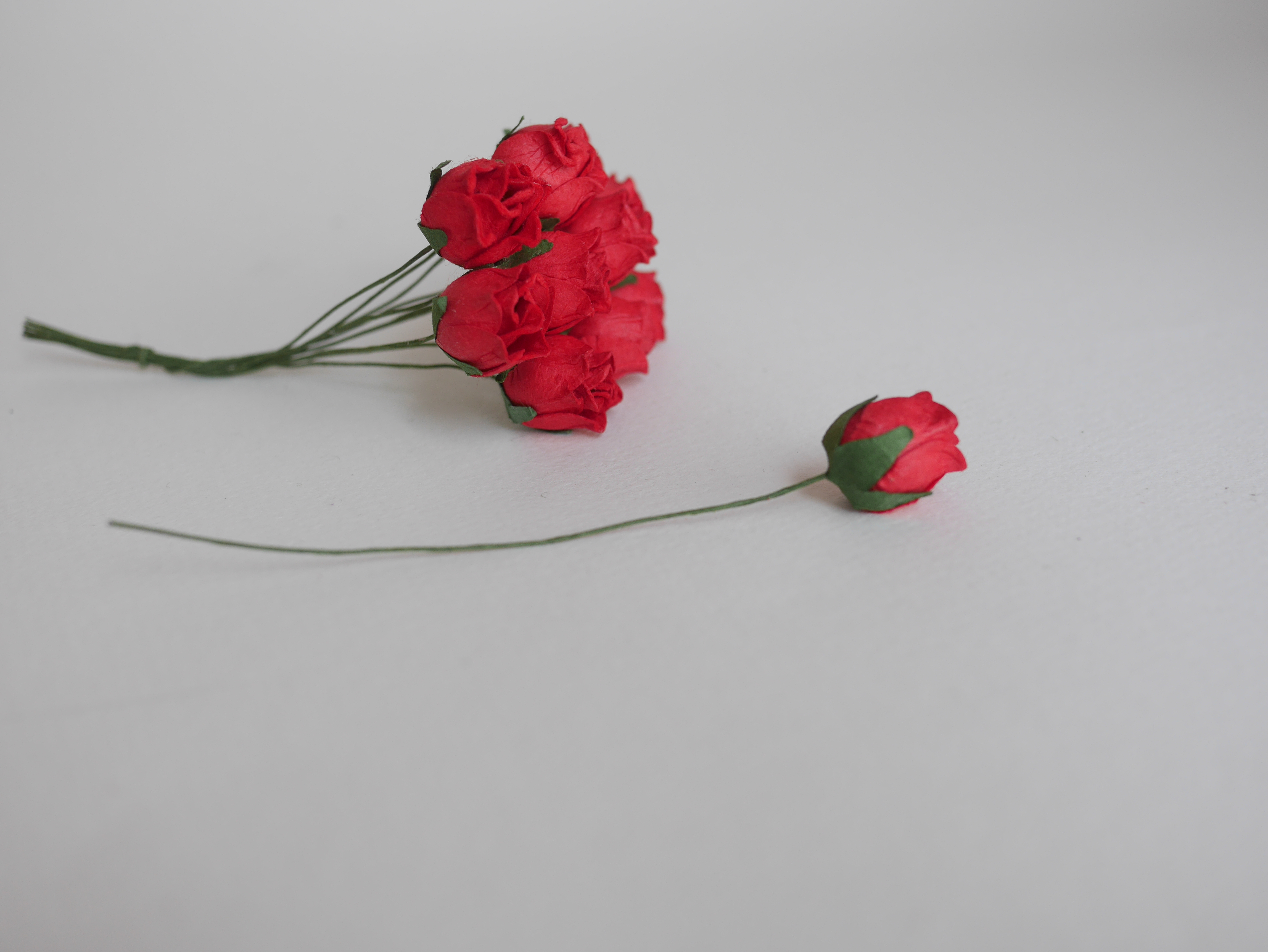 ดอกไม้กระดาษสา ดอกไม้กระดาษสา จตุจักร งานประดิษฐ์ ดอกไม้ทำข้อมือเพื่อนเจ้าสาว แต่งงาน, ดอกกุหลาบตูม 50 ดอก สีแดง color ขนาด 1.5 cm. paper flowers, budding roses flower 1.5 cm. 50 pieces. red color.