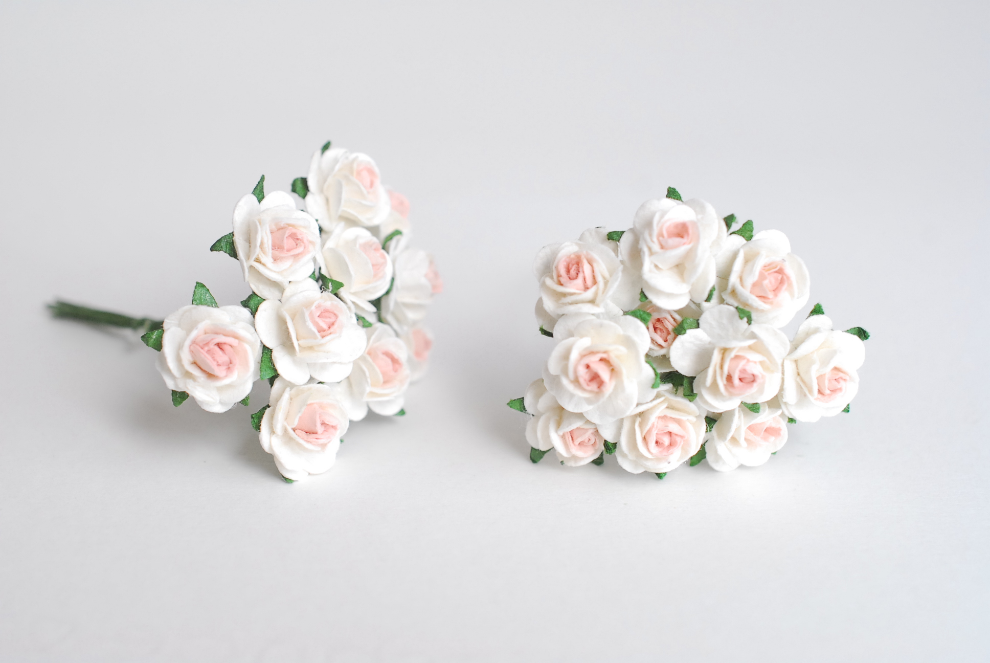 ดอกไม้กุหลาบกระดาษสา, ดอกกุหลาบจิ๋ว, ดอกไม้กระดาษสาขายส่ง สีชมพูพีชจุด- ขาว ขนาด 1.5 cm. จำนวน 100 ดอก Paper Flowers size 1.5 cm., mini roses pale pink–white color, 100 pcs.