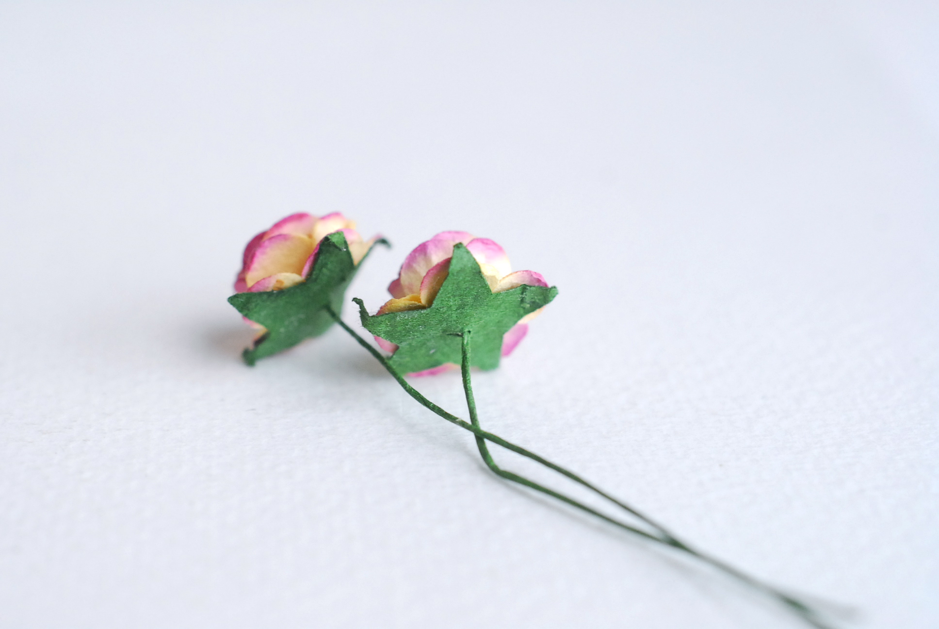 ดอกไม้กุหลาบกระดาษ ดอกไม้กระดาษสา, ดอกกุหลาบจิ๋ว, ดอกไม้กระดาษสาขายส่ง สีเหลืองปัดสีberryขนาด 1.5 cm. จำนวน 100 ดอก Paper Flowers size 1.5 cm., mini roses yellow brush berrycolor, 100 pcs.