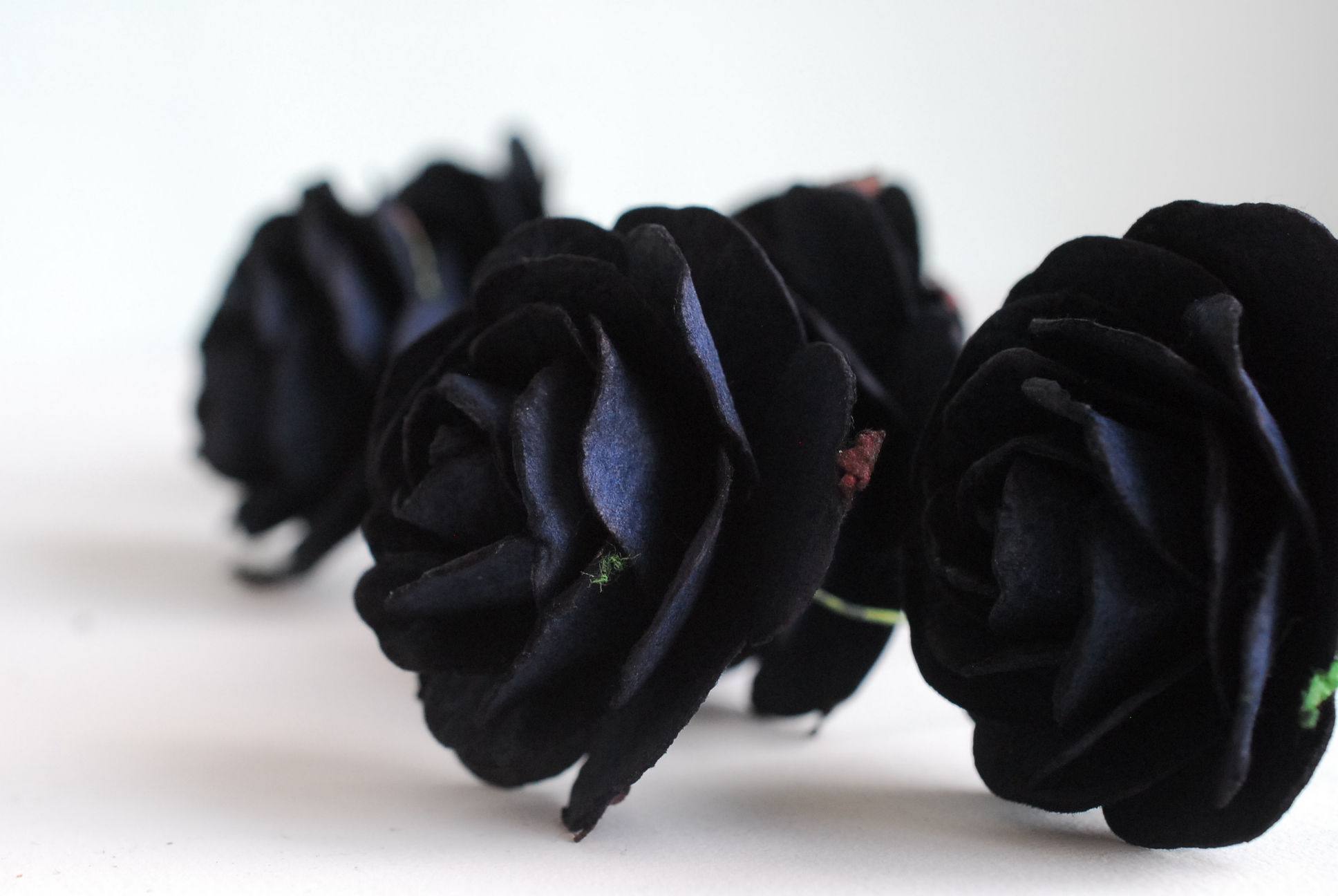 ดอกไม้กระดาษสา ดอกไม้กุหลาบกระดาษ ดอกกุหลาบกระดาษ ขนาด 6.5 cm., สำหรับของชำร่วย, งานศพ, งานตกแต่ง, สีดำ Paper flower,10 Pieces mulberry rose, 6.5 cm. black color