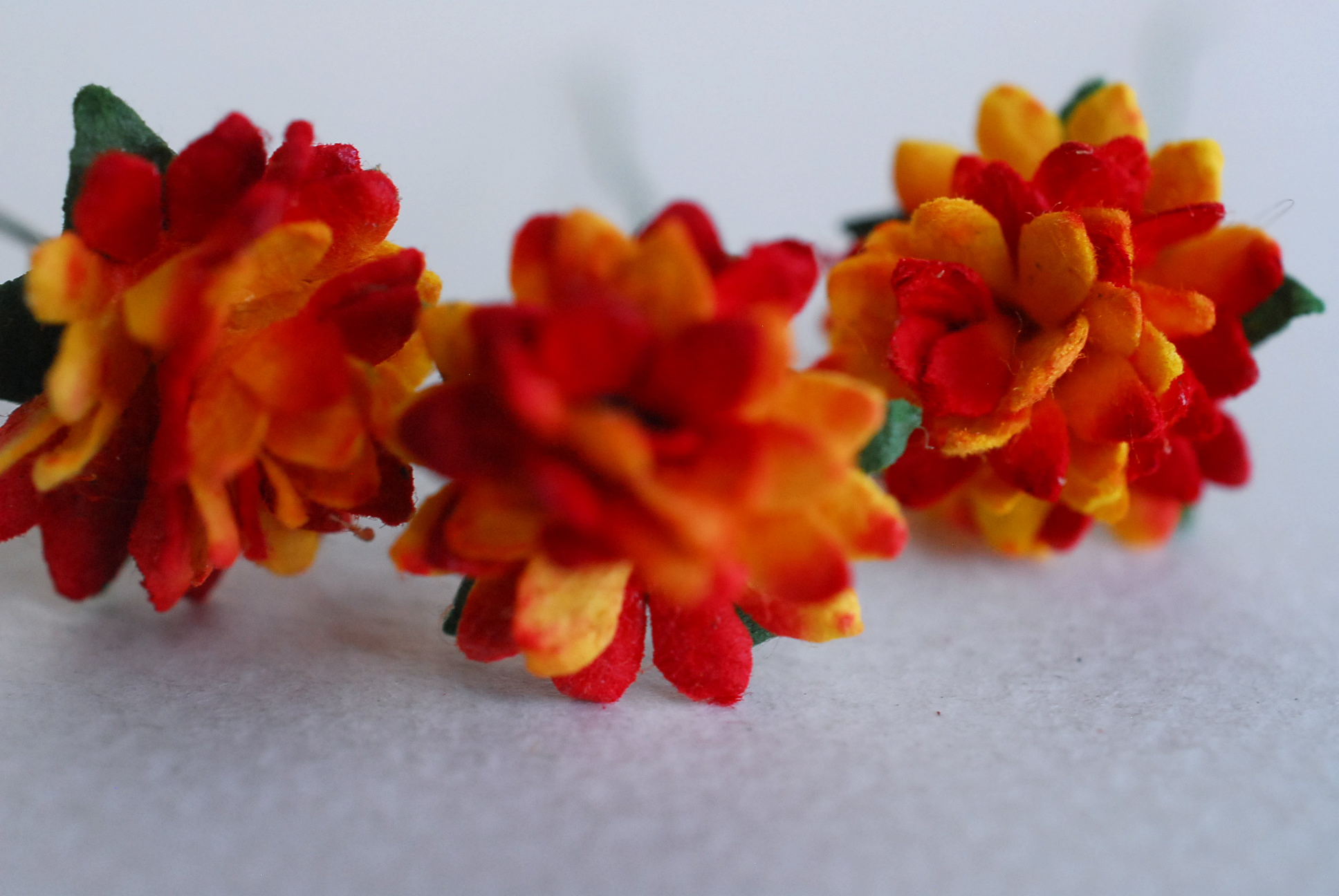 ดอกไม้ประดิษฐ์, ดอกไม้กระดาษสา, ดอก gypsophila, ดอกยิปโซ งานประดิษฐ์ตกแต่งของชำร่วย, ดอกไม้ขนาด 1.5 cm. ดอกไม้ทำพานพุ่ม,พานพวงมาลัย, พานรับไหว้, ขันหมาก. สีแดงปัดเหลือง