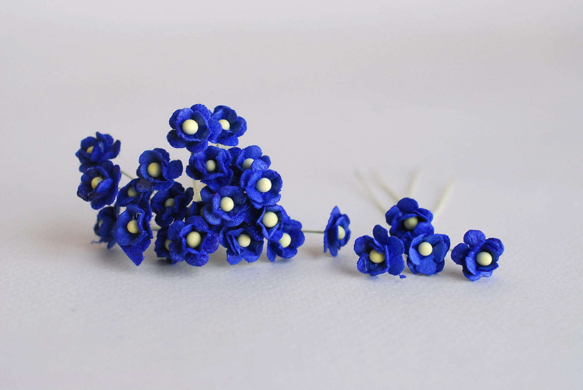 ดอกไม้กระดาษสา ดอกไม้กระดาษสาราคาส่ง ดอกไม้กระดาษสำหรับตกแต่ง งานแต่งงาน หรือติดของชำร่วย ดอก creeping lady 100 ดอก ขนาด 0.8 cm. สีน้ำเงินน้ำทะเล Small Paper Flower with stem, 100 pcs., size 0.8 cm., creeping flowers 2 layers, ocean blue color