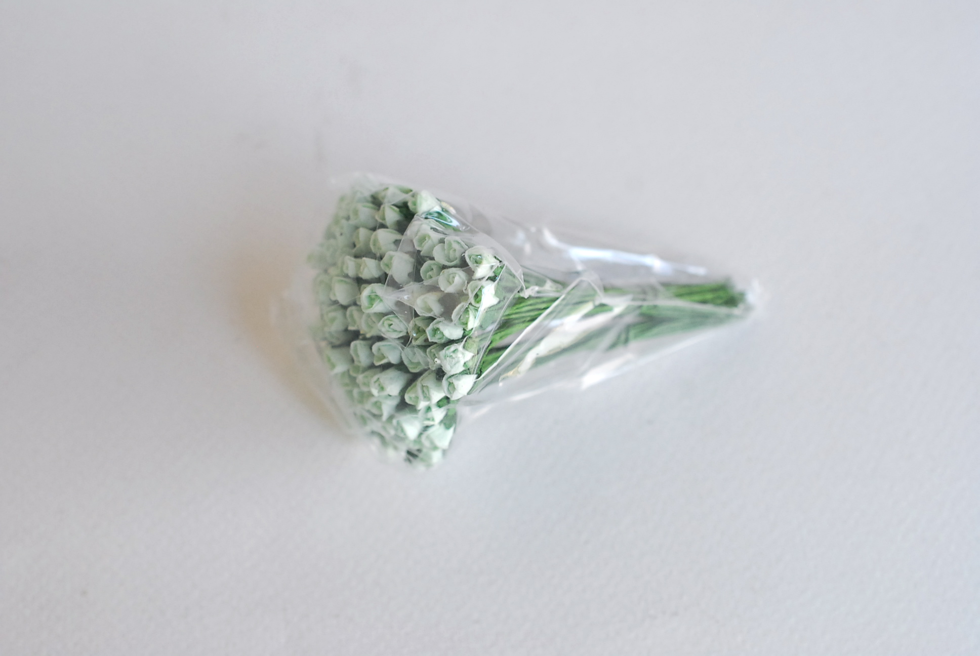 ดอกไม้กระดาษสา ดอกไม้กระดาษสา จตุจักร งานประดิษฐ์ ดอกไม้ทำข้อมือเพื่อนเจ้าสาว แต่งงาน, ดอกกุหลาบตูม 100 ดอก สีเขียวมิ้น color ขนาด 0.5x0.8 cm. paper flowers, budding roses flower 0.5x0.8 cm. 100 pieces. mint color.