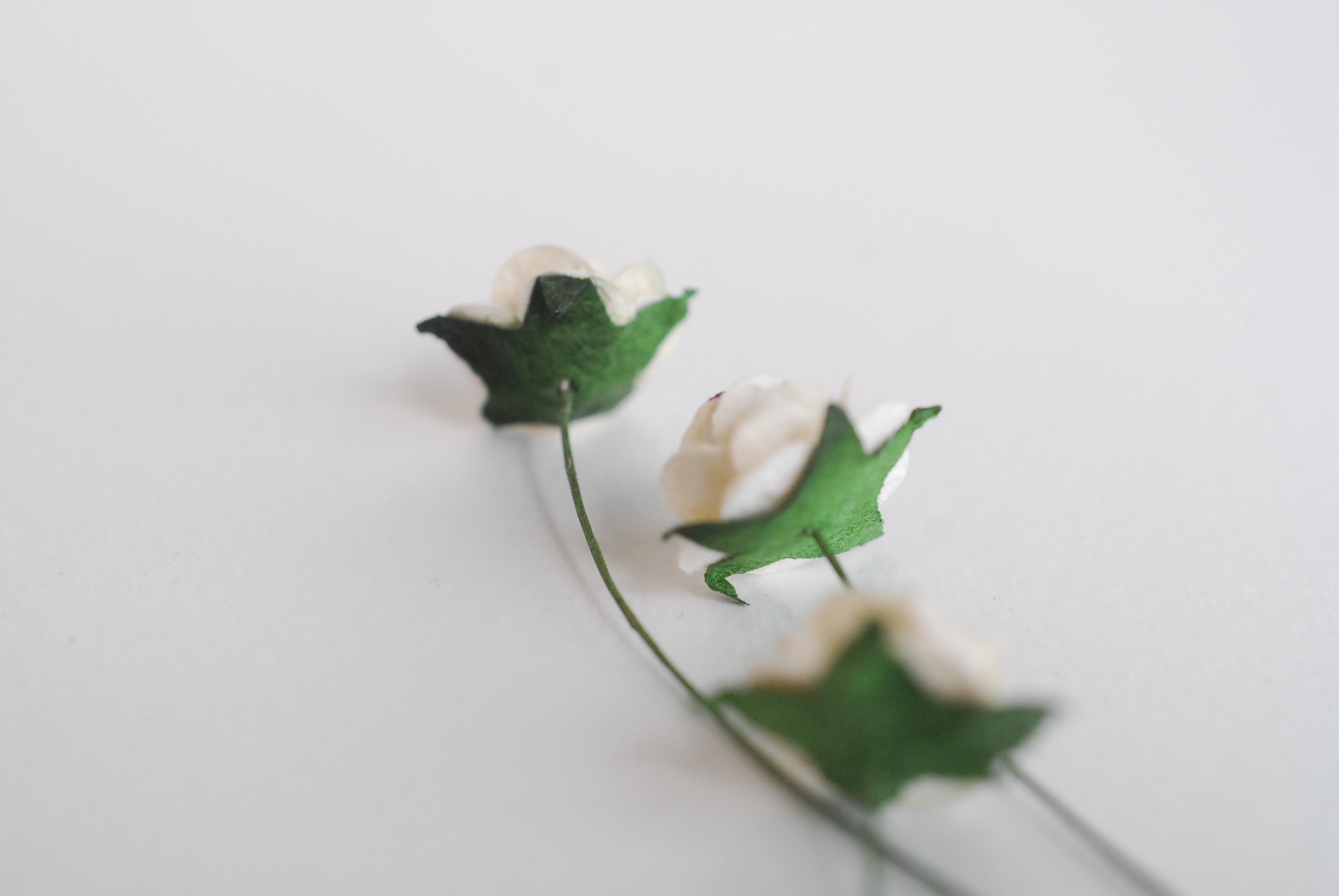 ดอกไม้กุหลาบกระดาษสา, ดอกกุหลาบจิ๋ว, ดอกไม้กระดาษสาขายส่ง สีม่วงจุด- ขาว ขนาด 1.5 cm. จำนวน 100 ดอก Paper Flowers size 1.5 cm., mini roses purple–white color, 100 pcs.