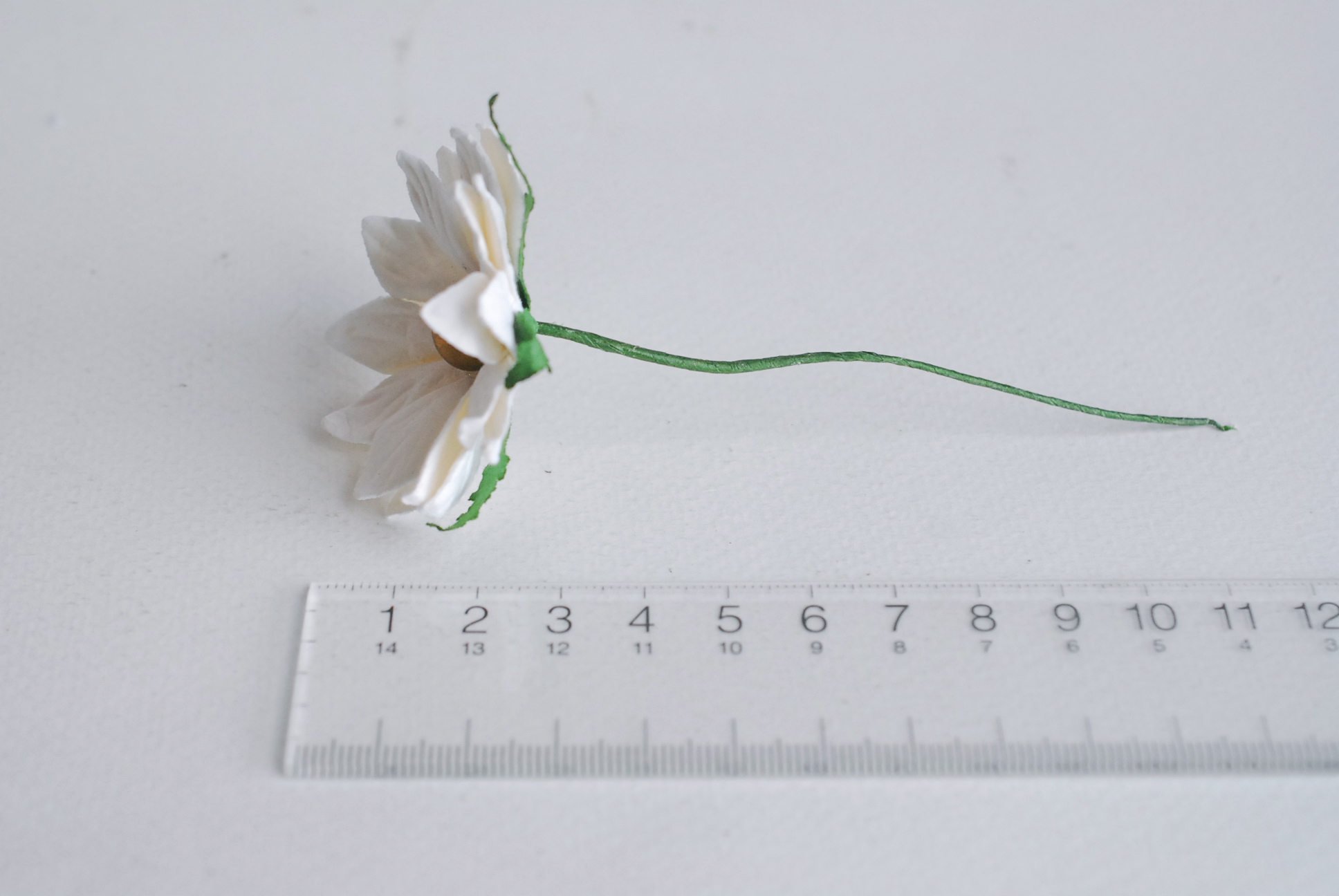 ดอกไม้กระดาษสา ดอกไม้ประดิษฐ์จากกระดาษสา ดอกเดซี่ เกสรสีทอง ดอกไม้กระดาษสาขายส่ง ดอกไม้ประดิษฐ์ ดอกไม้ทำข้อมือเพื่อนเจ้าสาว ดอก daisy ขนาด 5cm. จำนวน 25 ดอก สีขาว Paper Flower, 25 Daisy Flowers, ivory color, size 5 cm., golden pollen.