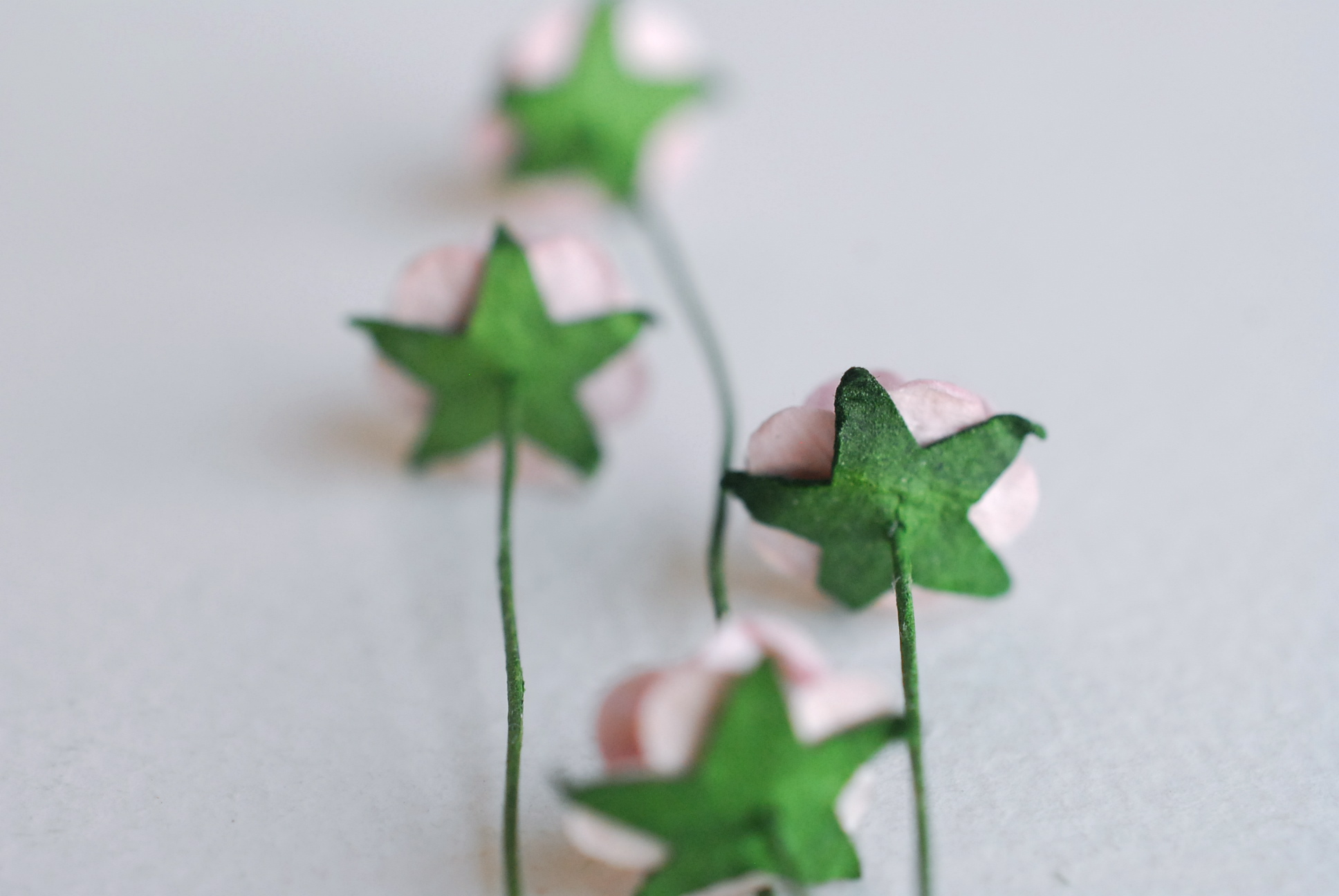 ดอกไม้กระดาษสาสำหรับตกแต่ง ของชำร่วย ดอกกุหลาบ ดอกกุหลาบสีแดง กระดาษสา สีม่วงอ่อนขนาด 1 cm. จำนวน 100 ดอก/1 ถุง