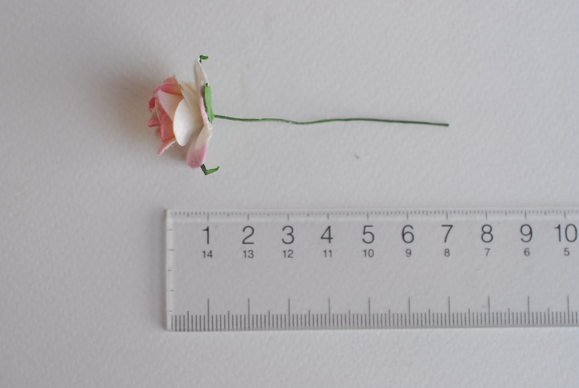 ดอกไม้กระดาษสา ดอกไม้กุหลาบกระดาษ ราคาส่ง, ดอกกุหลาบจิ๋ว ดอกกุหลาบกระดาษสา ดอกไม้ประดิษฐ์ สำหรับตกแต่งของชำร่วย หรืองานแต่งงาน สีชมพูอ่อน (light pink brush) ปัดขาวขนาด 2.5 cm. จำนวน 50 ดอก