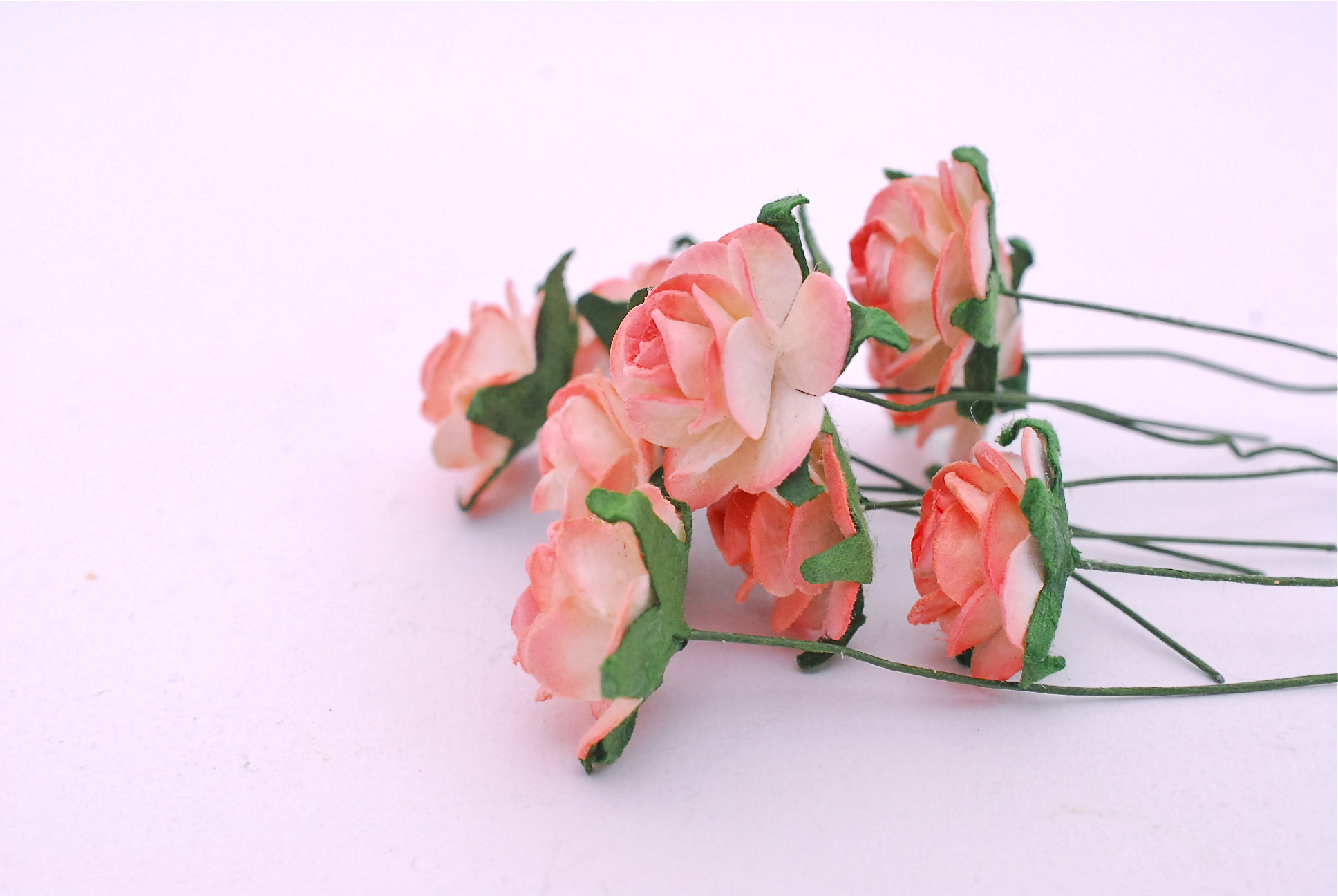 Paper Flowers size 2 cm., mini roses magenta brush color, 50 pcs. ดอกไม้กระดาษสาสีส้มพีชปัดครีมขนาด 2 cm. จำนวน 50 ดอก สำเนา