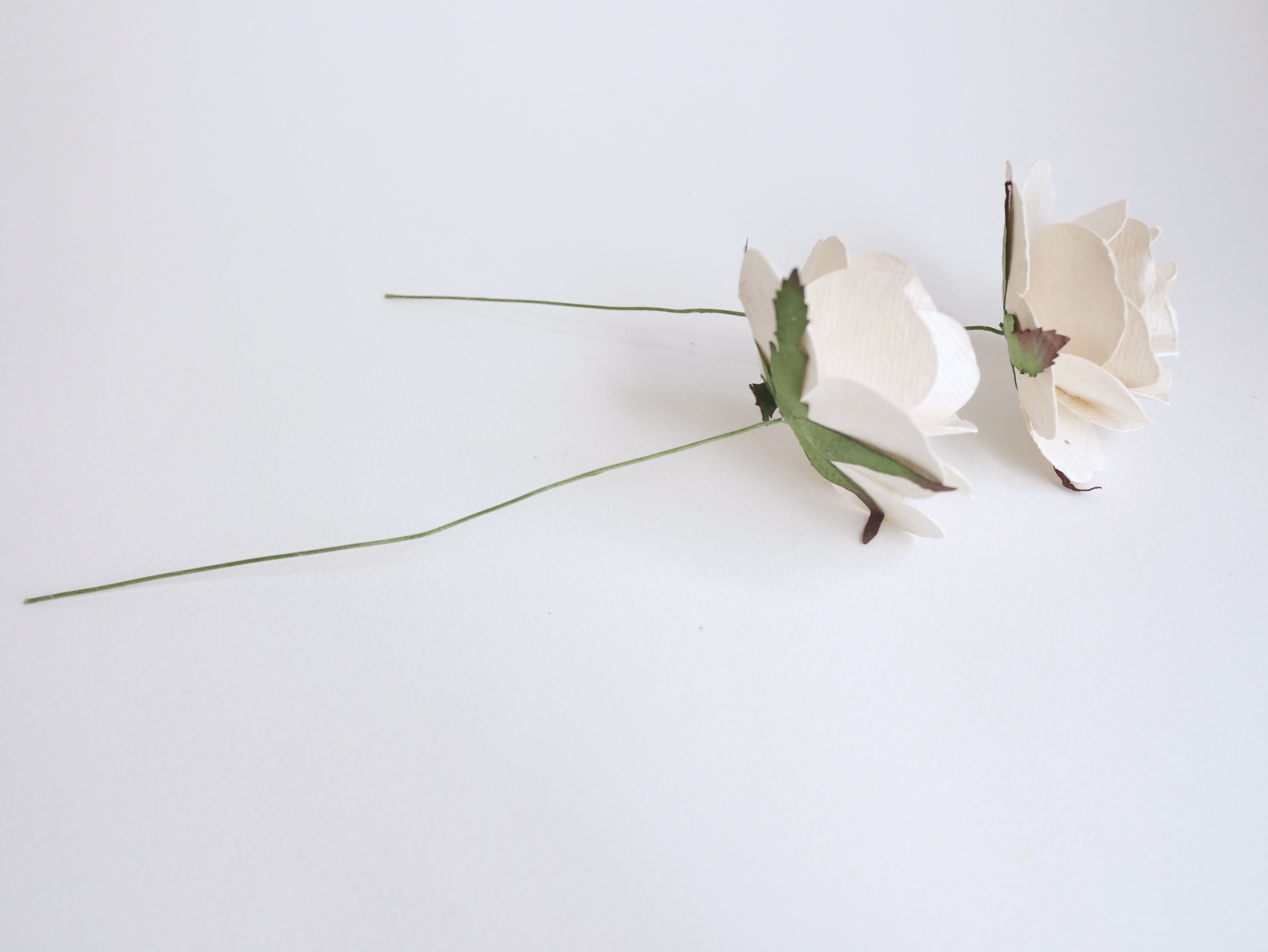 ดอกไม้กระดาษสา ขนาด 6.5 cm., สำหรับของชำร่วย, งานแต่งงาน, สีขาวตุ่น Paper flower, handmade flowers supplies, wedding decoration:10 Pieces mulberry rose, 6.5 cm. of-white color.