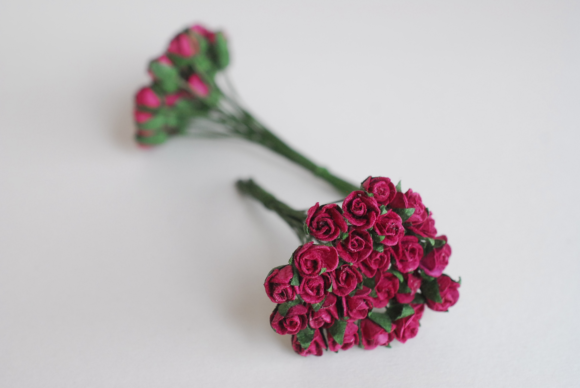 ดอกไม้กระดาษสา ดอกไม้กระดาษสา จตุจักร งานประดิษฐ์ ดอกไม้ทำข้อมือเพื่อนเจ้าสาว แต่งงาน, ดอกกุหลาบตูม 50 ดอก สีแดงเข้ม ขนาด 0.8x0.8 cm. paper flowers, budding roses flower 0.8 x 0.8 cm. 50 pieces.red wine color